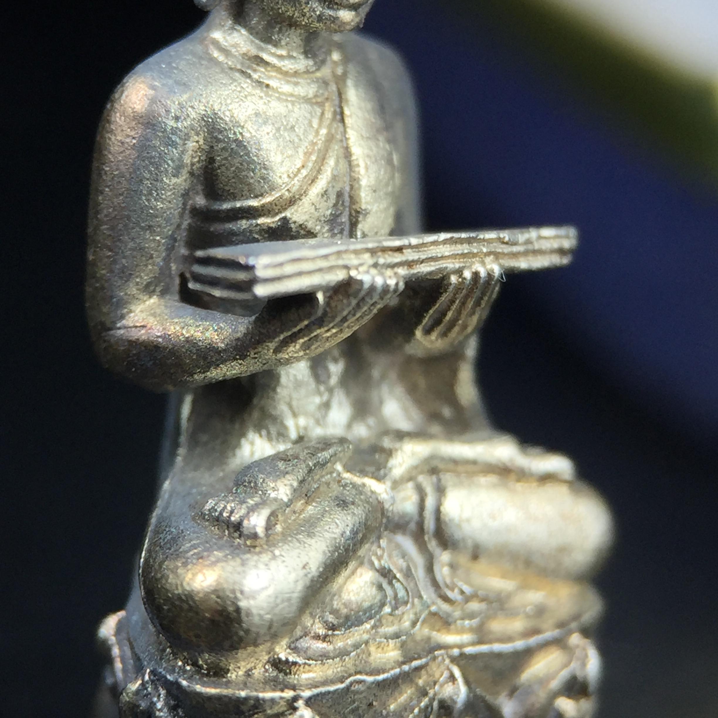 พระกริ่งปรมานุชิตชิโนรส วัดพระเชตุพนวิมลมังคลาราม(วัดโพธิ์) ปี2533 เนื้อเงิน ( ในหลวงรัชกาลที่9เสด็จเททอง)พิธีใหญ่ งดงามด้วยพุทธศิลป์เปี่ยมด้วยพุทธคุณ อีกหนึ่งรุ่นที่แนะนำสะสมบูชา