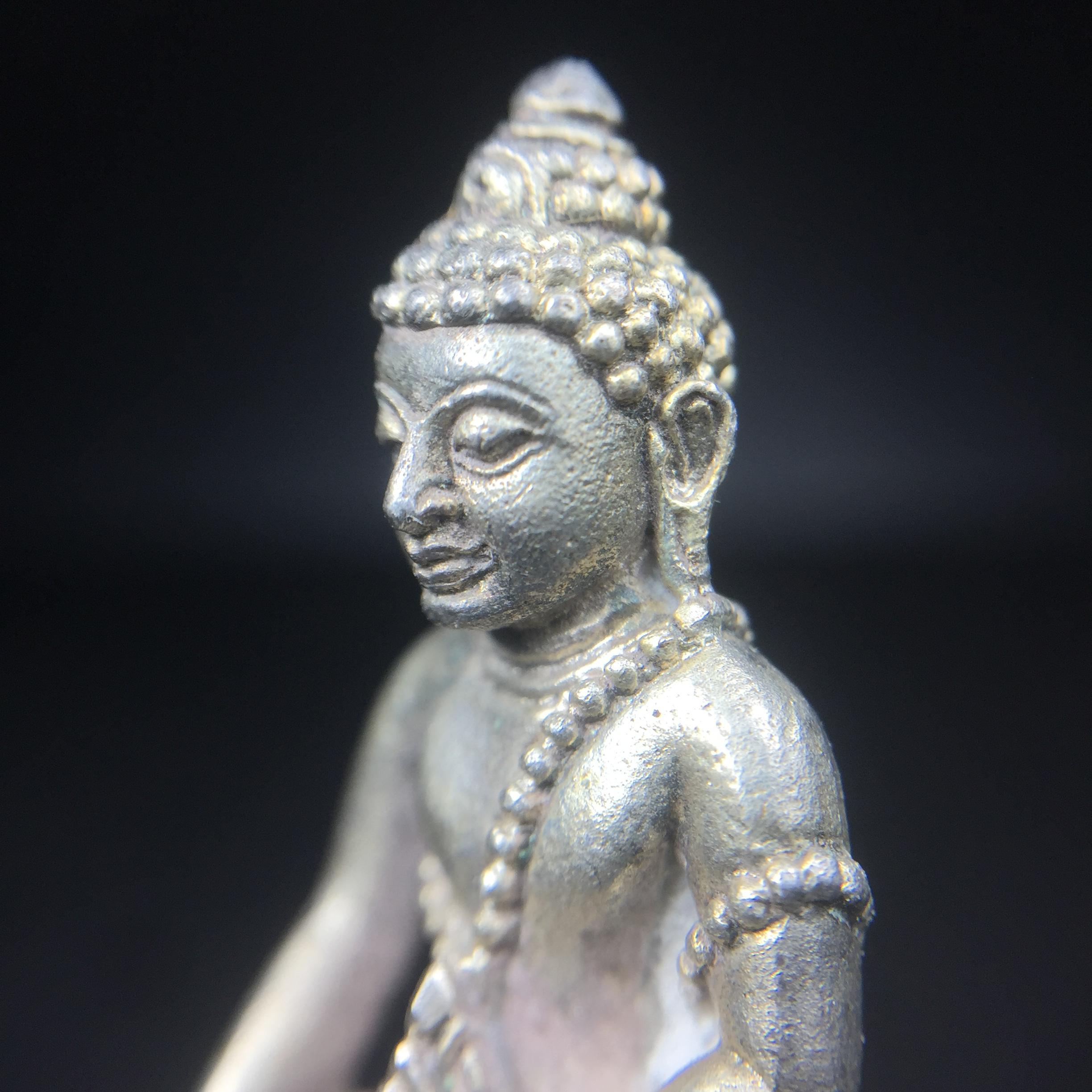 พระกริ่งศิรากาศ ภปร.(วัตถุมงคล"คุ้มเกล้าฯ") โรงพยาบาลภูมิพล เนื้อเงินพิมพ์หน้าไทย (ในหลวงรัชกาลที่9เสด็จเททอง)(พิธีใหญ่)(นิยม)