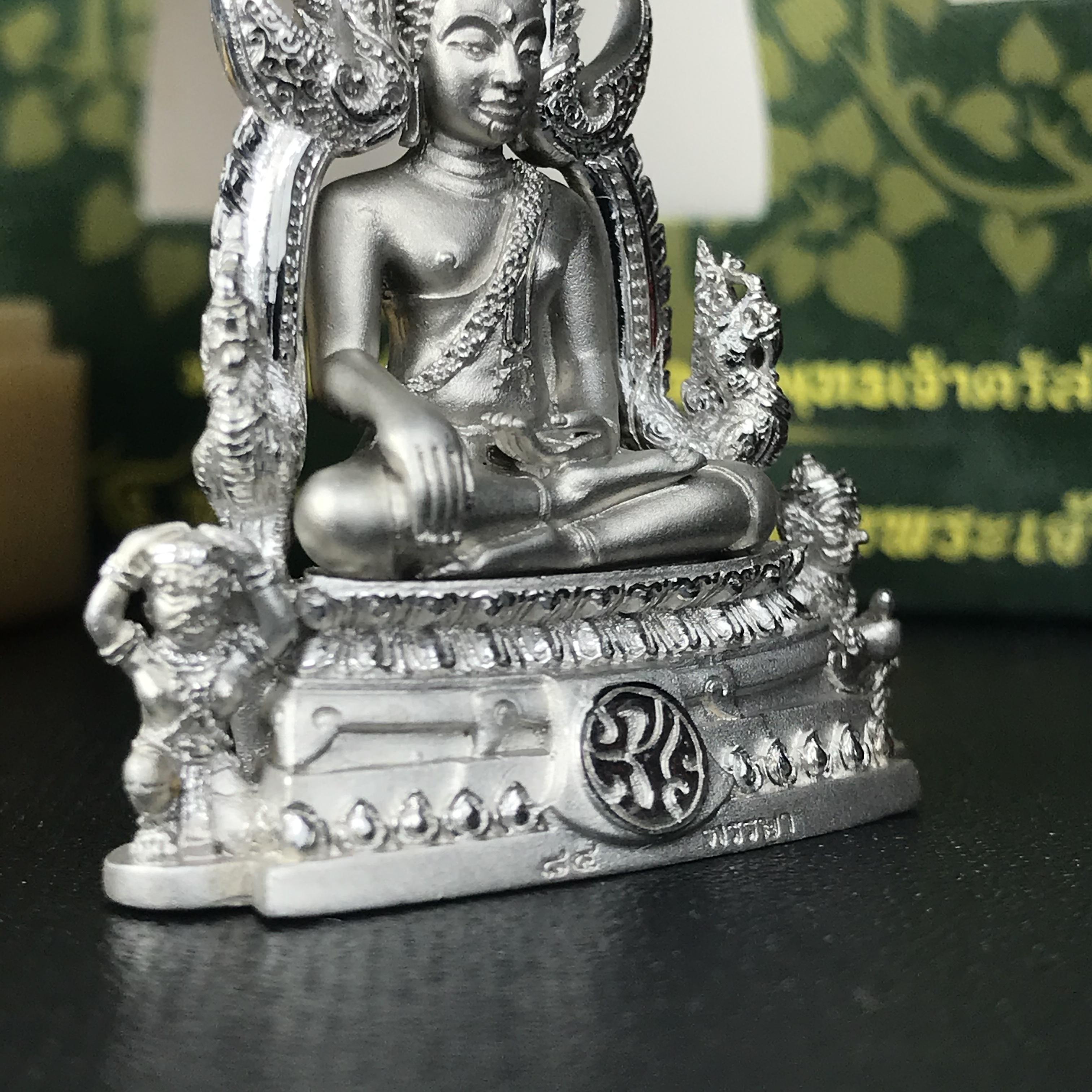 พระพุทธชินราช(จำลอง) ภปร 84 พรรษา เนื้อเงินชุบทองคำขาว พิมพ์ใหญ่ขนาดหน้าตัก 3/4 นิ้ว(1ใน3000องค์) )(พระราชทานมวลสาร จิตรลดาและเส้นพระเจ้า(เส้นผม))