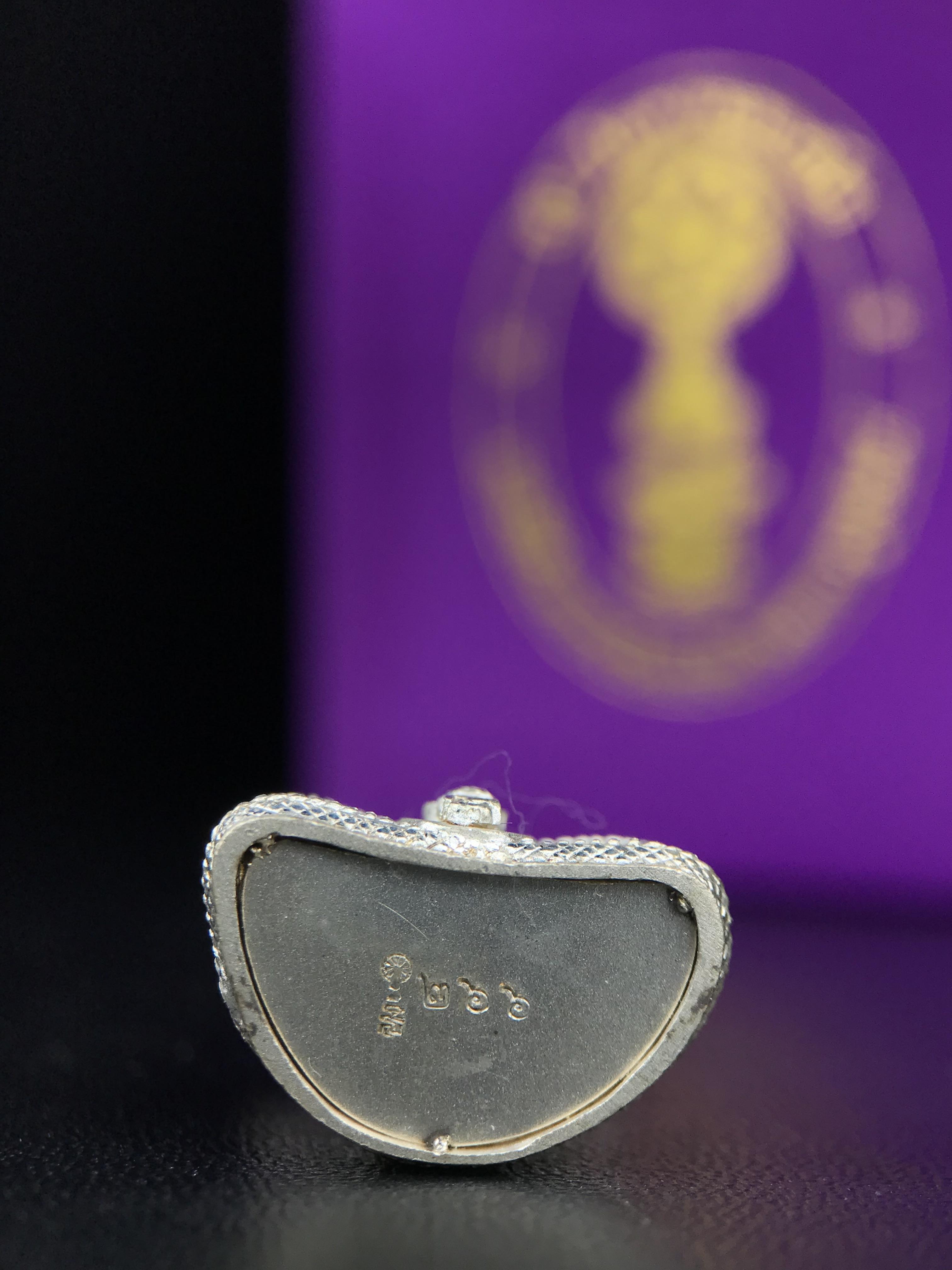 พระนาคปรก สธ. รุ่นสร้างพระอุโบสถเฉลิมพระเกียรติ 4 รอบ 84 พรรษา สมเด็จพระเทพรัตนราชสุดาฯ วัดบวรนิเวศวิหาร ปี 2543 พิมพ์ใหญ่ องค์พระเนื้อนวโลหะ ฐานนาคปรกเนื้อเงิน(สภาพ สวย )พิธีใหญ่ พุทธศิลป์งดงาม หายาก(องค์หมายเลขสวย ๒๖๖) (1 ใน 1999 องค์)