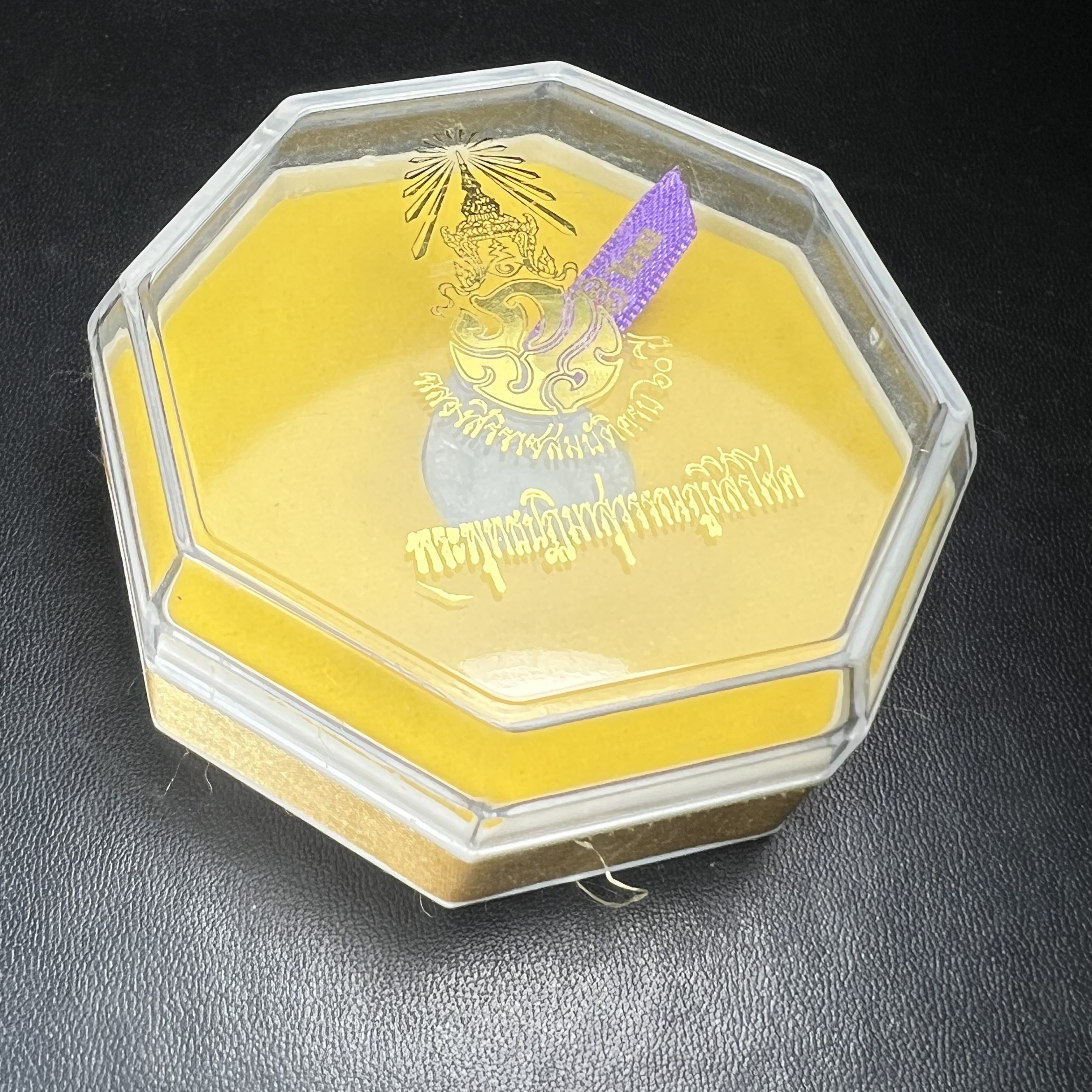 พระแก้วหยกใบโพธิ์ พระพุทธปฏิมาสุวรรณภูมิสิริโชค ภปร. การบินไทยจัดสร้างขึ้น เนื่องในวโรกาสฉลองสิริราชสมบัติครบ60ปี พุทธศักราช 2549 พิธีปลุกเสกวัดพระศรีรัตนศาสดาราม(วัดพระแก้ว) สวยๆพร้อมกล่อง สร้างน้อย หายาก(องค์หมายเลข3824) 1 ใน 6000 องค์