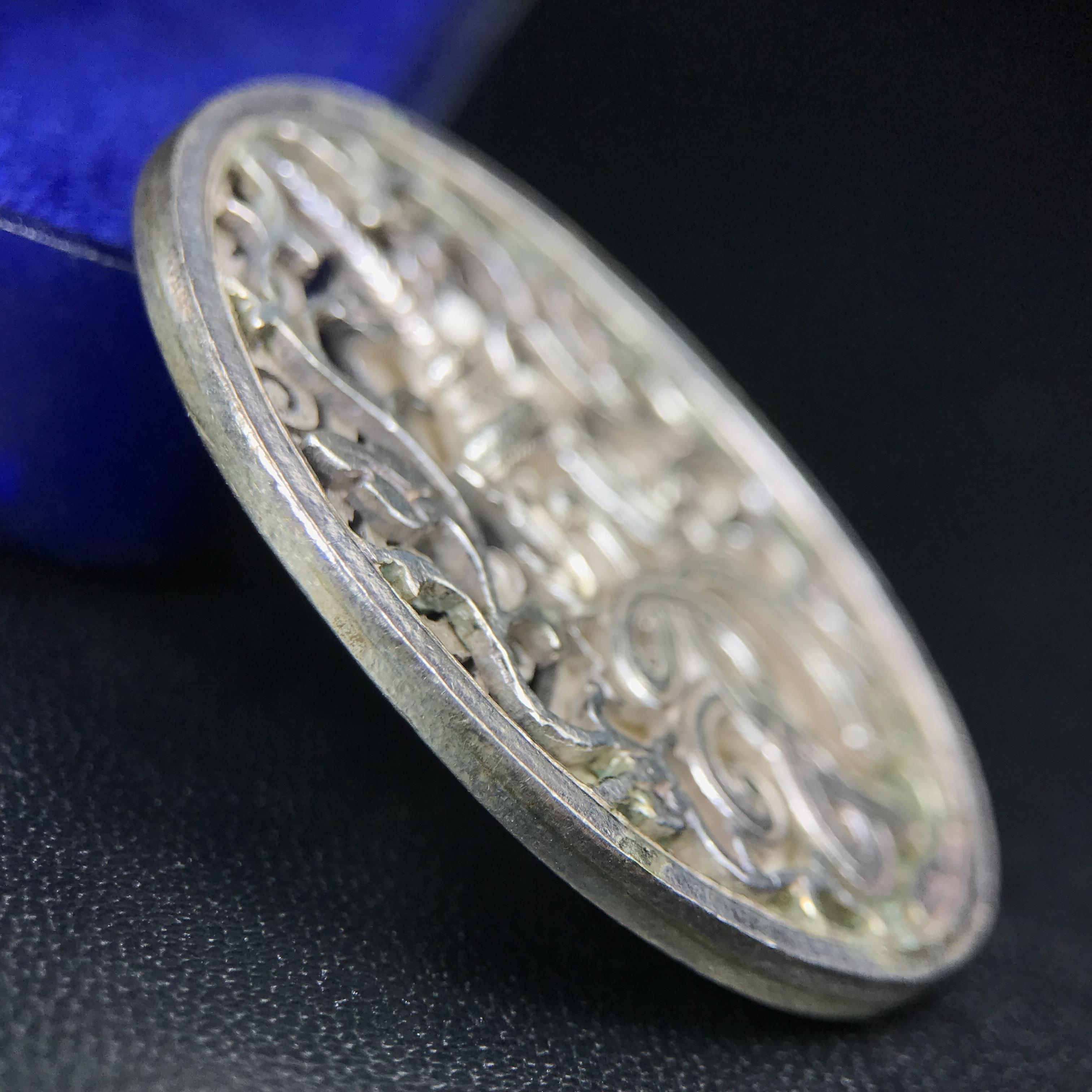 เหรียญหลวงพ่อคูณ ปริสุทโธ วัดบ้านไร่ รุ่น สก. ปี 2536 พิมพ์ลายฉลุ เนื้อเงิน(สวย งดงาม หายาก) งานมหามงคลเฉลิมพระชนมพรรษา 5 รอบ สมเด็จพระบรมราชินีนาถ จัดสร้างโดย กองพลทหารราบที่๒ ทหารเสือราชินี รักษาพระองค์ (พิธีใหญ่ ประวัติชัดเจน อีกหนึ่งรุ่นยอดนิยม)