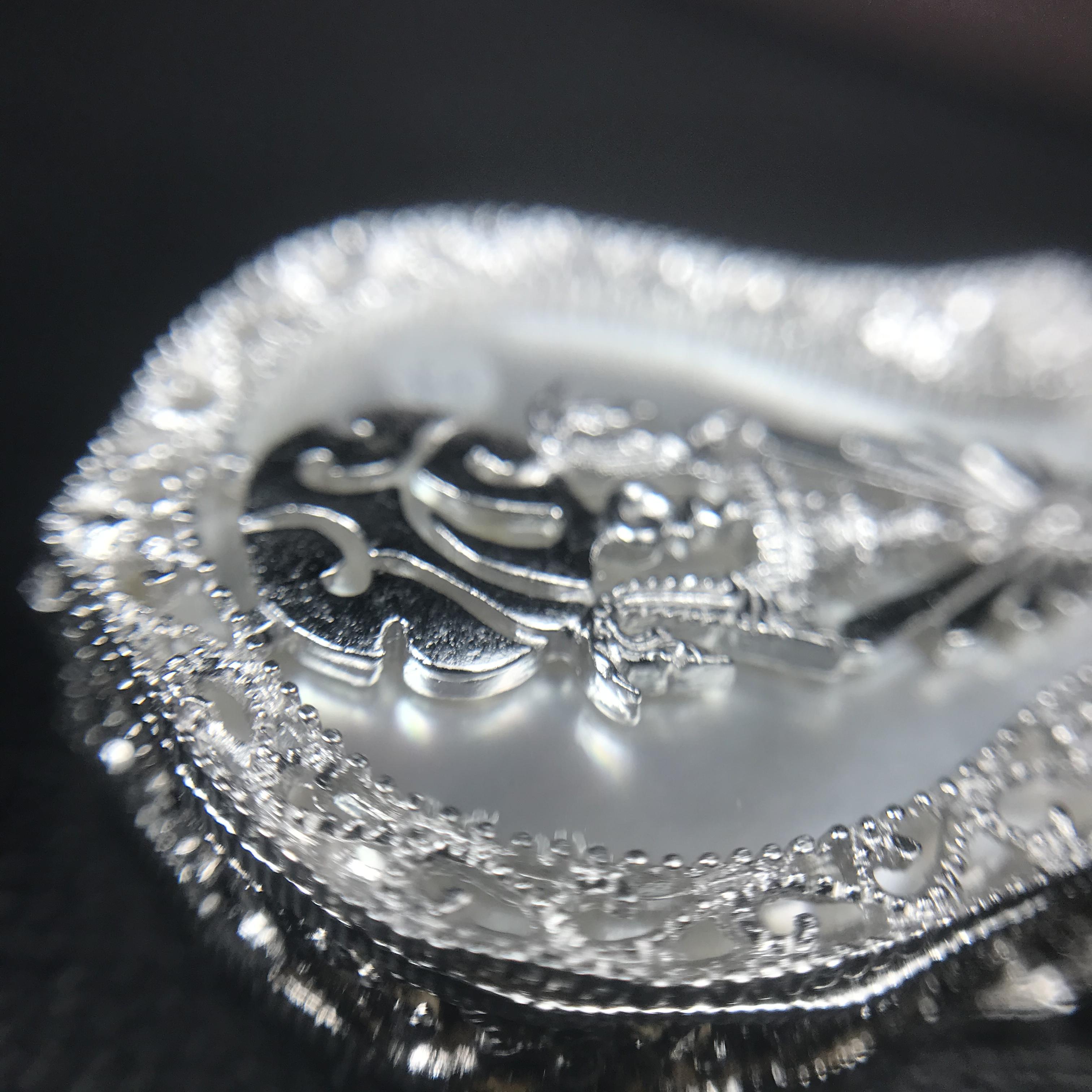 พระพุทธชินราช ภปร. โครงการ "เพราะแผ่นดินนี้ คือ แผ่นดินเกิด" ปี2548(รุ่นแรก) เหรียญทรงเสมา ขนาด 21 x 29 มม.เนื้อเงินสามกษัตริย์ องค์พระชุบสามกษัตริย์ ล้อมด้วยกรอบเงินชุบทองคำขาวสลักเสลาเป็นลวดลายละเอียดอ่อน ส่วนพื้นองค์พระเป็นเปลือกหอยมุขงดงาม