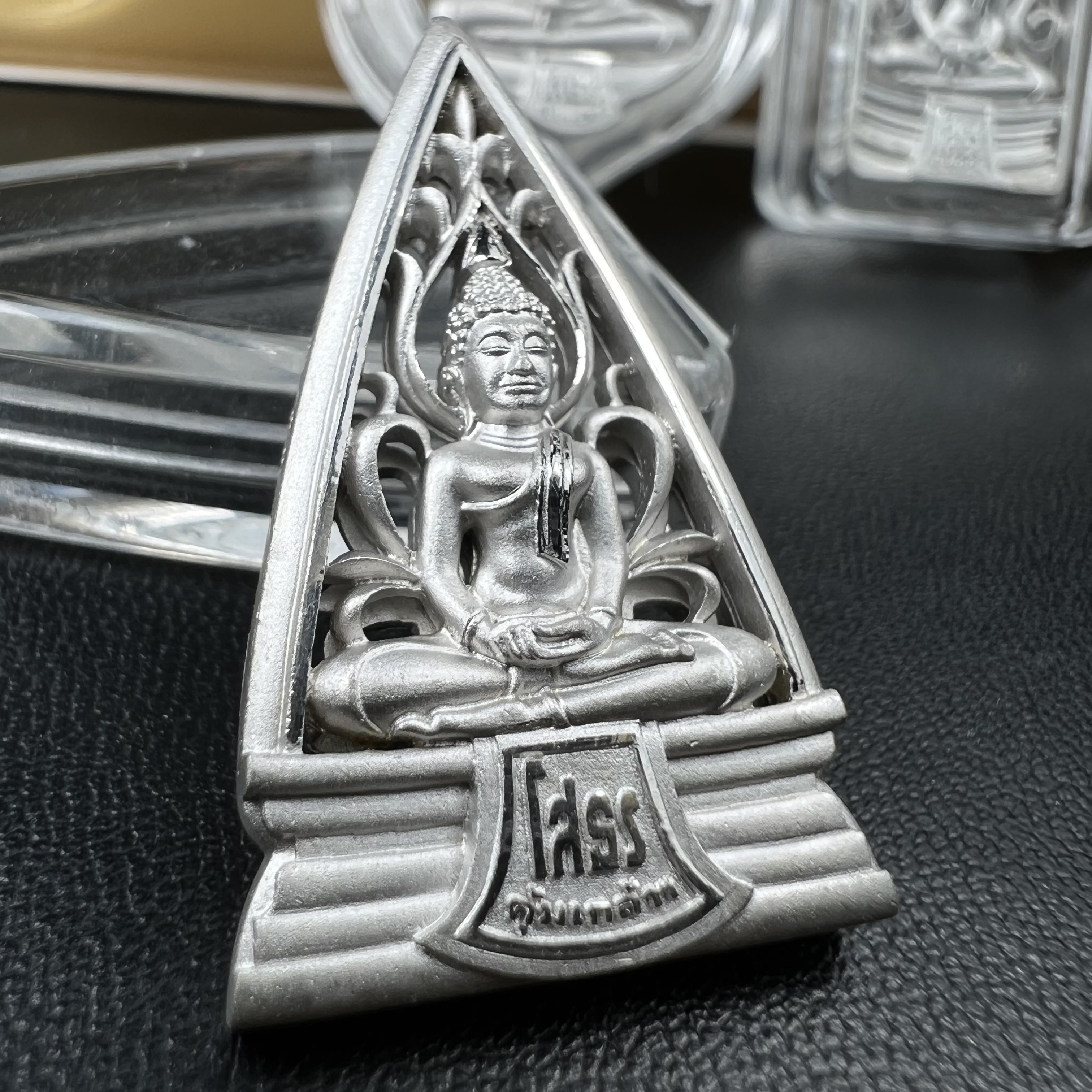 พระพุทธโสธร คุ้มเกล้าฯ ภปร.(ใต้ร่มพระบารมี คุ้มเกล้า) 60ปี รพ.ภูมิพลฯ พ.ศ.2552 เหรียญเนื้อเงิน ชุบทองคำขาว(พิมพ์ รูปอาร์ม+รูปใบมะขาม+รูปห้าเหลี่ยม+รูปสามเหลี่ยม)(1ชุด 4 พิมพ์ ครบทุกแบบที่จัดสร้าง)1 ใน 3000 เหรียญ ครบชุดหายาก