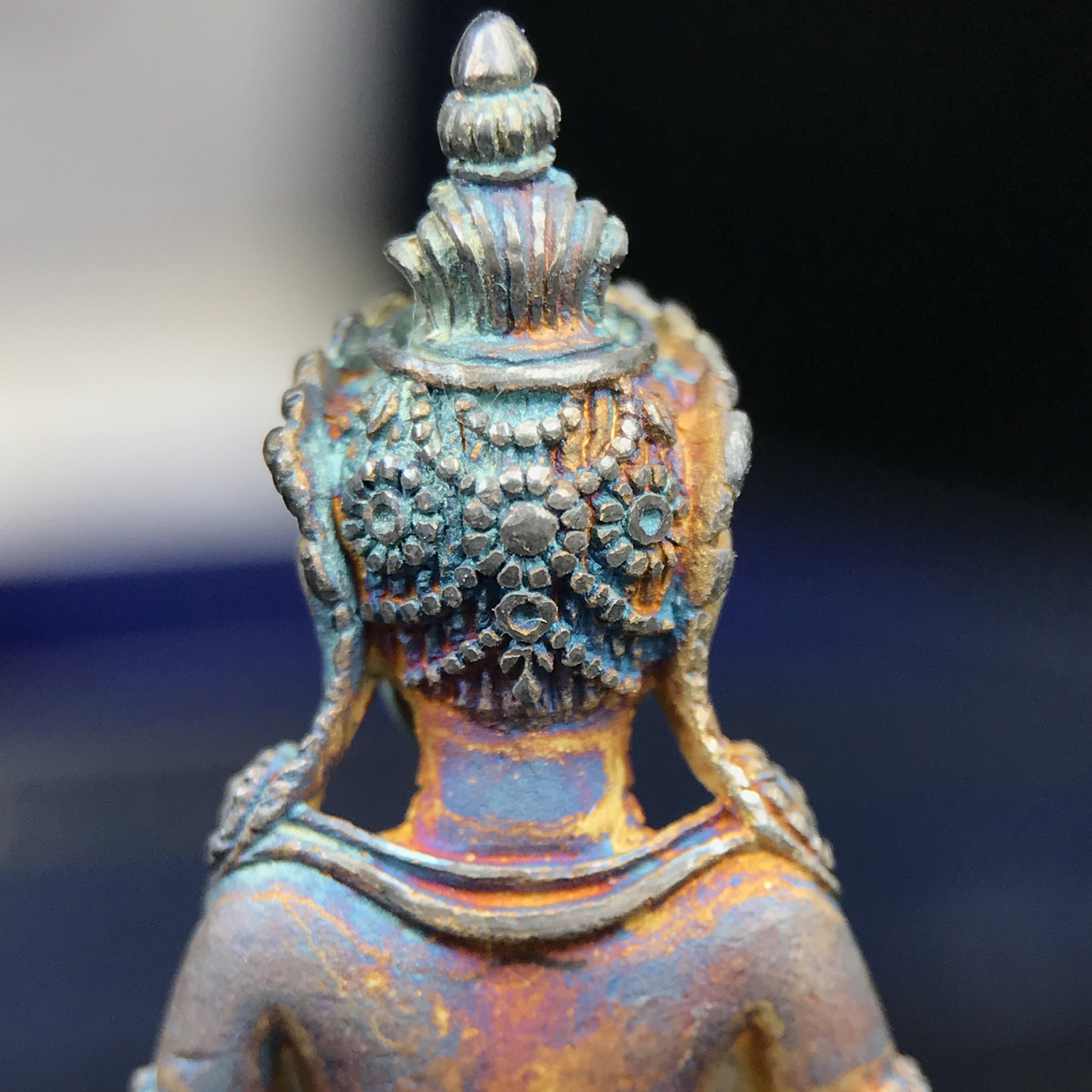 พระกริ่งอวโลกิเตศวร ( เจ้าแม่กวนอิม ) วัดโพธิ์แมนคุณาราม รุ่นอุดมโภคทรัพย์ ปี 2539 เนื้อเงินพ่นทราย(ผิวเดิม ขึ้นสีรุ้งธรรมชาติ แบบนิยม เสน่ห์ของพระเนื้อเงิน)(พร้อมกล่องบรรจุเดิม)(อีกหนึ่งรุ่นยอดนิยม พุทธศิลป์สวยงดงาม)หายาก 1 ใน 5000 องค์*องค์หมายเลข ๓๖๔๒*