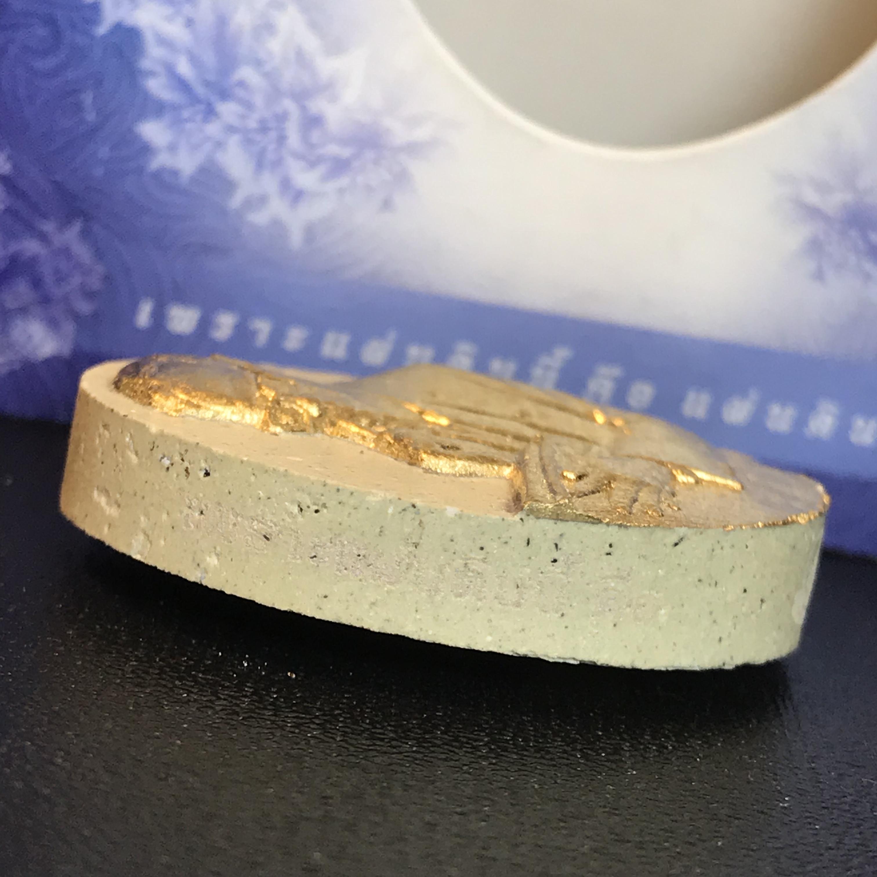 รูปหล่อพระบาทสมเด็จพระเจ้าอยู่หัว(ทรงงาน) ภปร. โครงการ เพราะแผ่นดินนี้คือแผ่นดินเกิด ปี2551 เนื้อผง ด้านหน้าปิดทอง หลัง ภ.ป.ร. ปิดทอง (มวลสารพระราชทานเส้นพระเจ้า (เส้นผม) ของพระบาทสมเด็จพระเจ้าอยู่หัวรัชกาลที่9