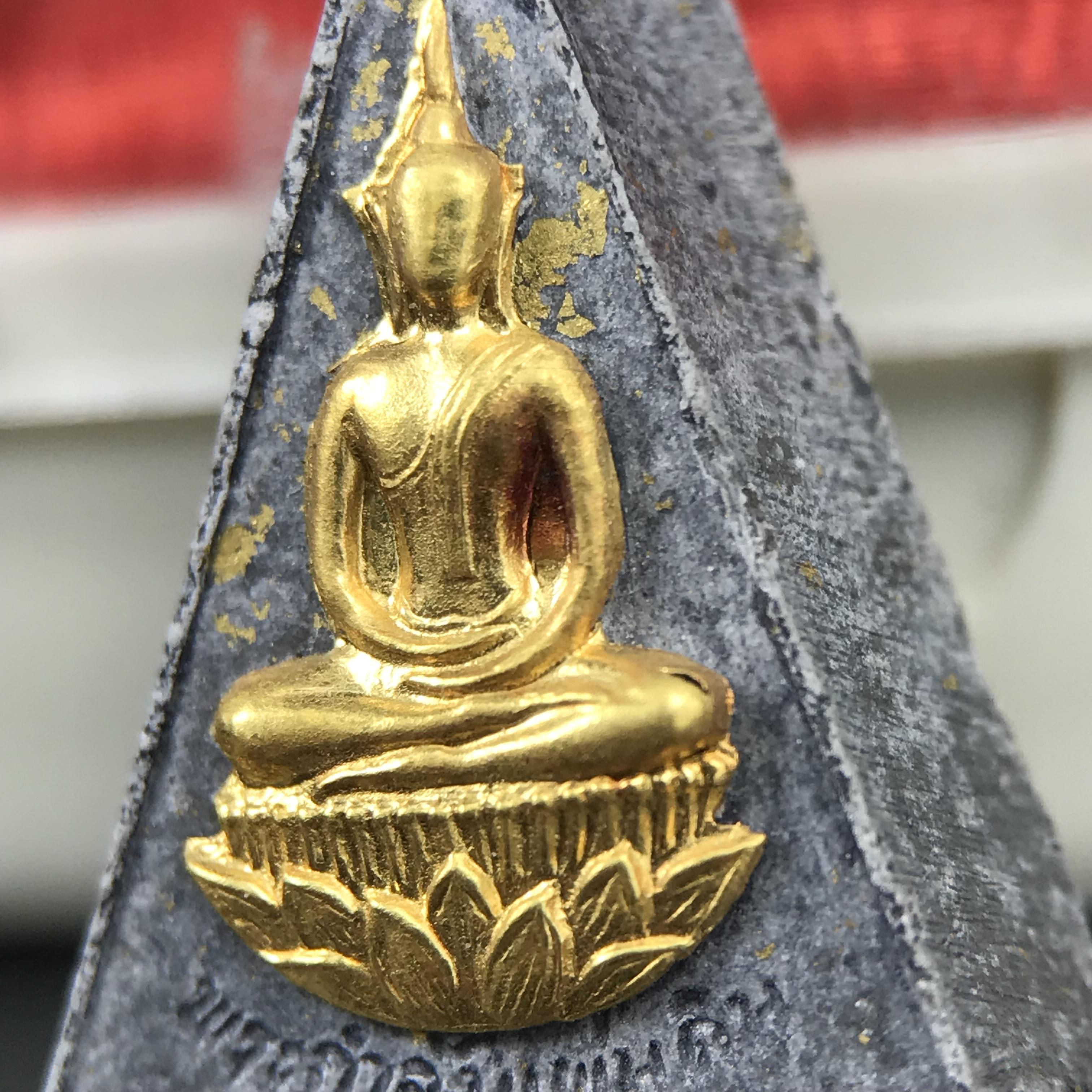 พระกำลังแผ่นดิน พระราชทาน วัดบวรนิเวศวิหาร ปี 2539 พิมพ์เล็กหน้ากากทองคำ (ในหลวง รัชกาลที่ 9 พระราชทานมวลสารจิตรลดา)นิยมหายาก