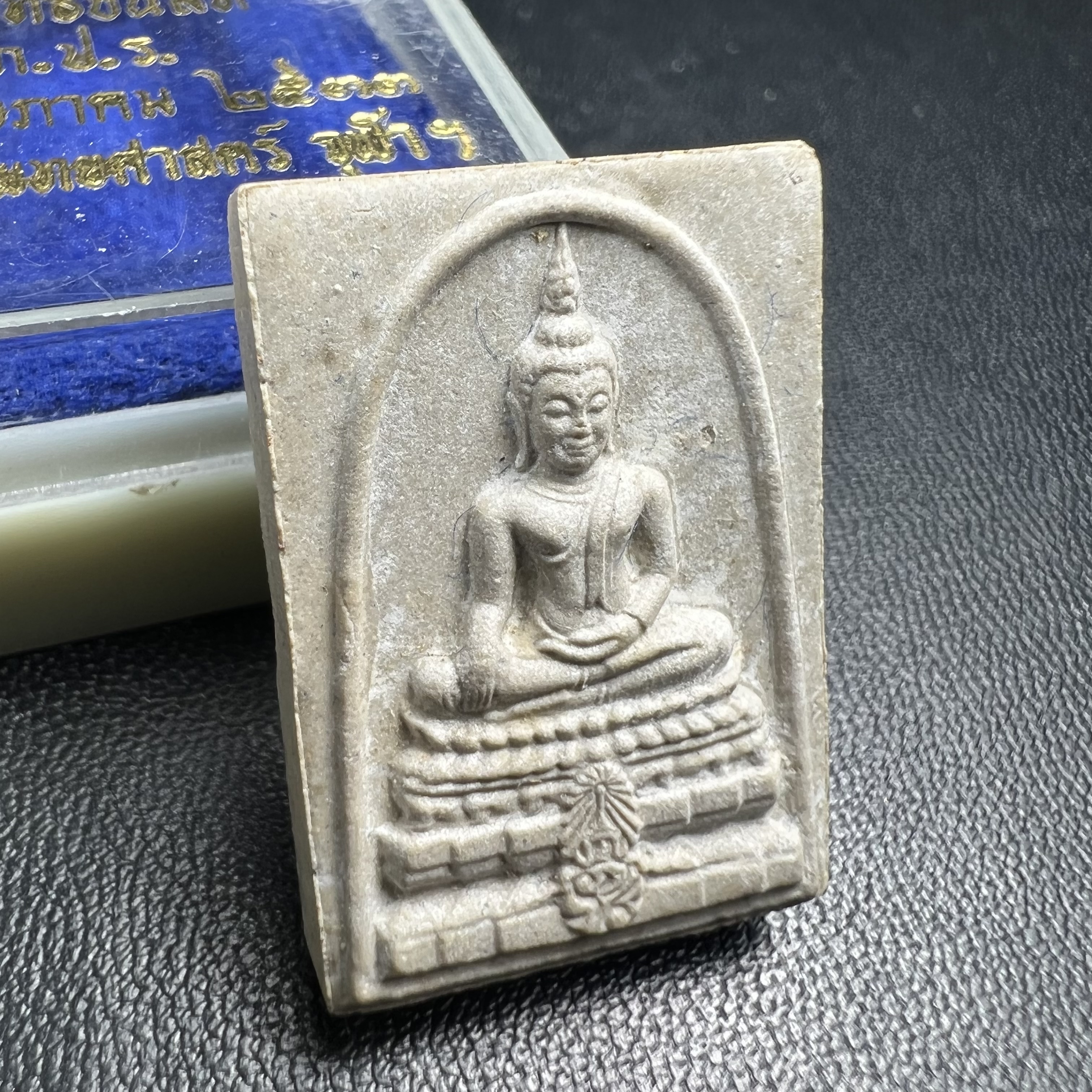 พระพุทธชินสีห์ ภปร. ทันโต เสฏโฐ ปี2533 พิมพ์เล็ก(หายาก) (องค์นี้ด้านหลังบรรจุพลอยเสกมงคลชัดมาก) บรรจุพระทนต์ในหลวง รุ่นเดียวในประวัติศาสตร์ ****รุ่นนี้ขอแนะนำ****