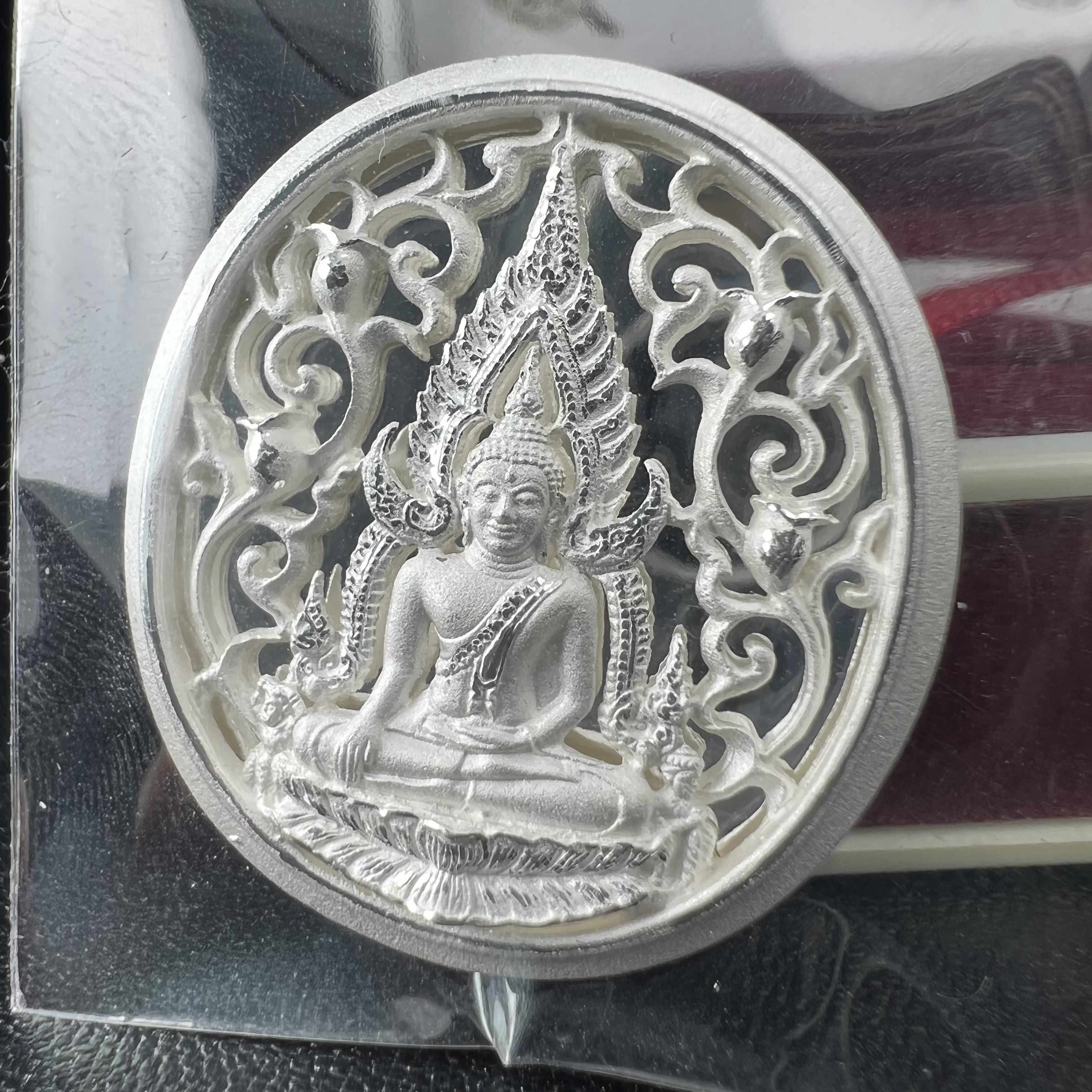 พระพุทธชินราช รุ่น ประวัติศาสตร์ มูลนิธิเพื่อตำรวจไทยจัดสร้าง ปี 2562 เนื้อเงินขัดเงา พิมพ์เหรียญรูปไข่ฉลุลายไทย พิมพ์ใหญ่ พระพุทธชินราช แบบจิวเวอร์รี่ (ขนาดสูง 2.9 ซม.) (สภาพ สวย ซีนซองเดิม กล่องบรรจุเดิมครบสมบูรณ์)