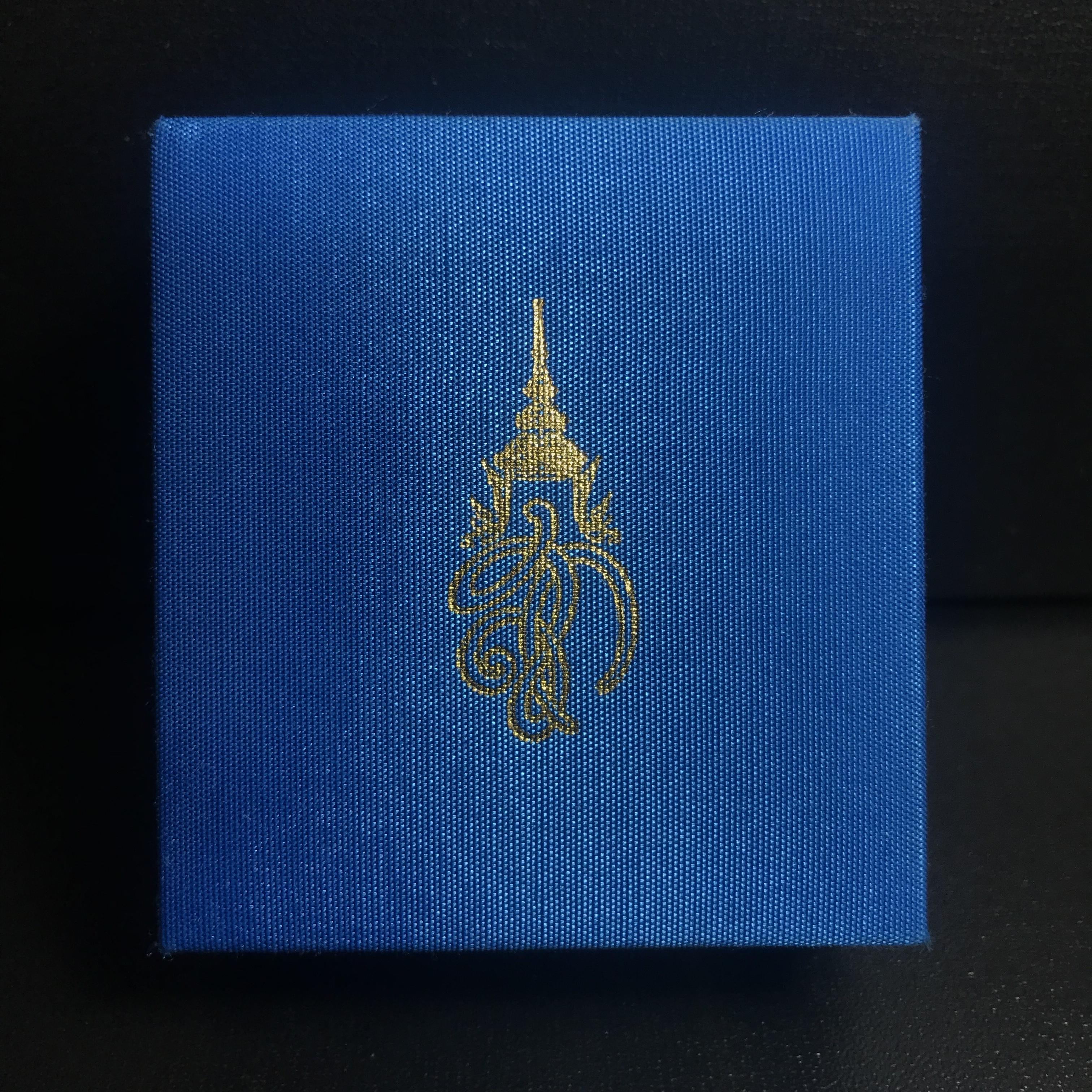 หลวงพ่อทวด รุ่น สก. วัดห้วยมงคล พิมพ์สี่เหลี่ยมใหญ่ หลังฝังชิ้นเนื้อบางขุนพรม กรรมการสามโค๊ต(ตอกเลข) เนื้อขาวผสมผงเก่าบางขุนพรหม รุ่น2(1ใน 999องค์)