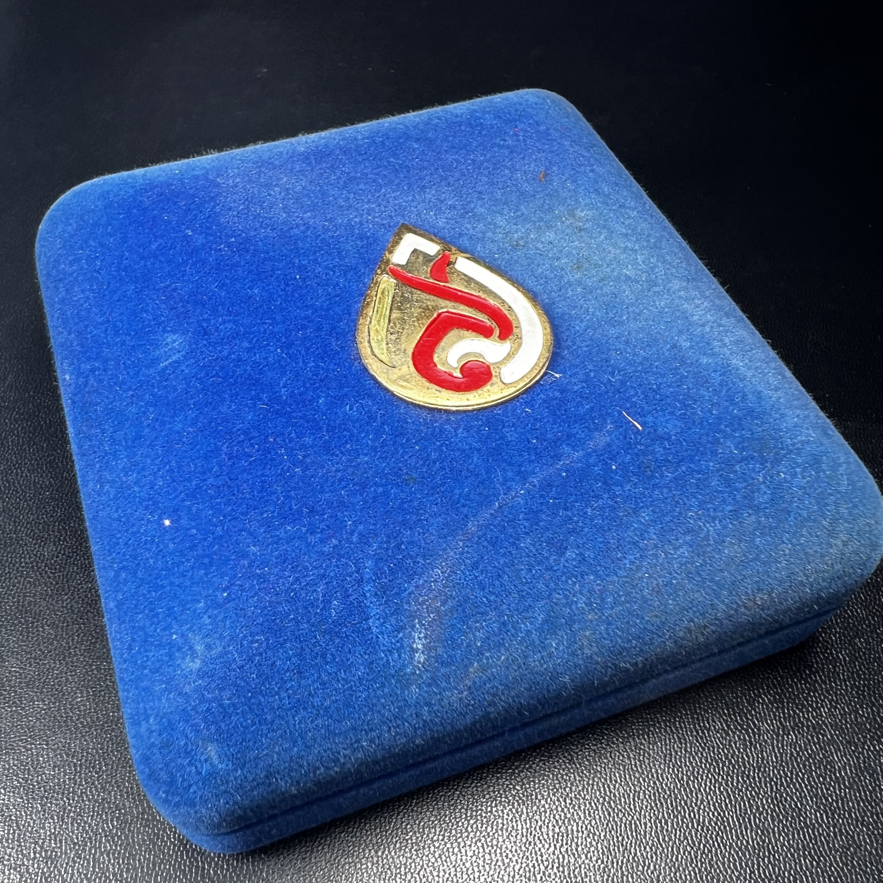 พระกริ่ง-พระชัยวัฒน์ สว. 90 พรรษาสมเด็จย่า ปี2533 เนื้อนวโลหะ(แก่ทองคำผสมทองคำเยอะมากรุ่นนี้)(ในหลวงรัชกาลที่9เสด็จในพิธี)(หล่อแบบโบราณอุดมวลสาร 108 แบบฉบับพระกริ่งใหญ่สายวัดสุทัศน์ พระสังฆราช(แพ))(1 ใน 3000 ชุด) หายาก