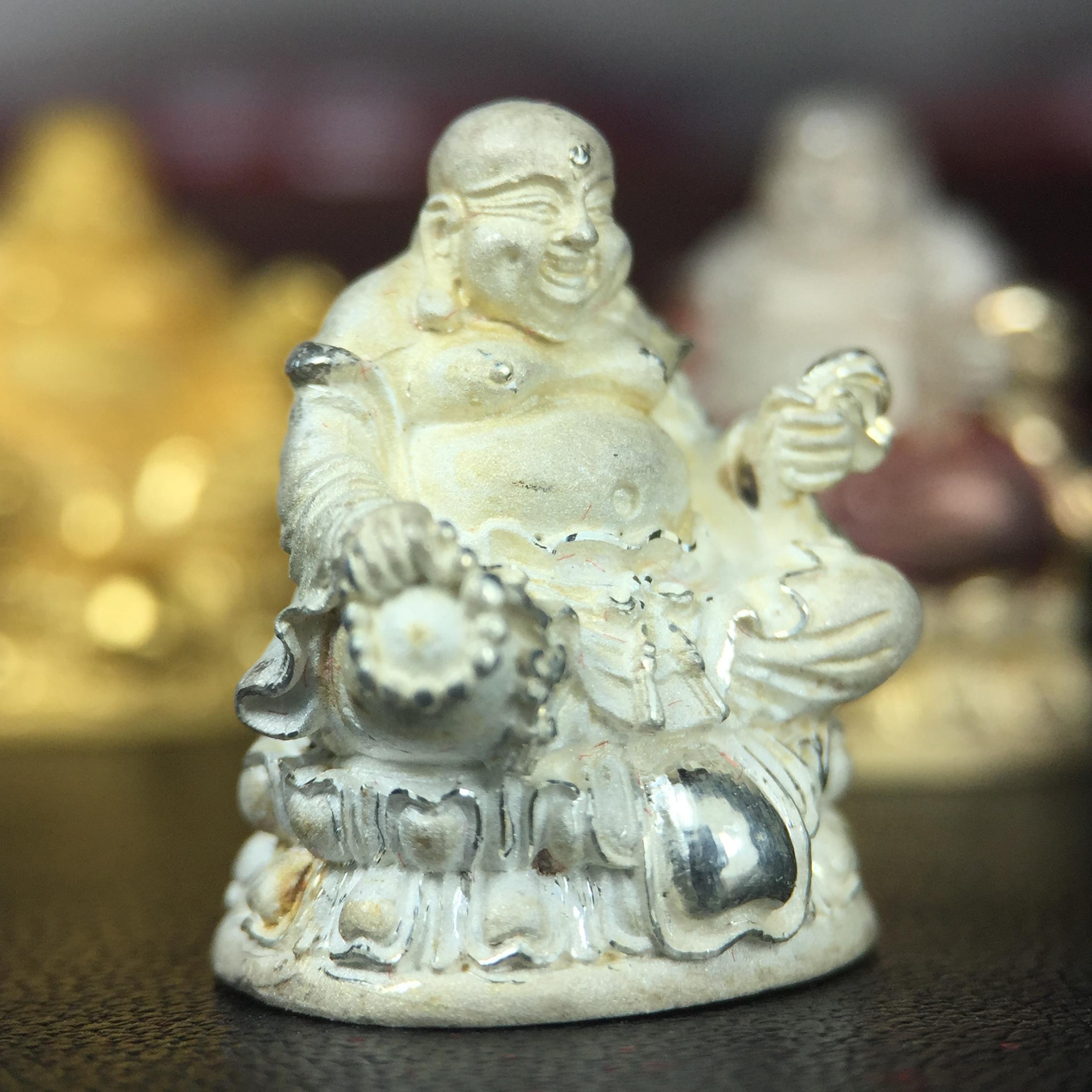 รูปหล่อลอยองค์ พระศรีอริยะเมตตรัยโพธิสัตว์(พระสังกัจจายน์)ชุดทองคำ(เนื้อทองคำ(15.44 กรัม)+เนื้อเงินสามกษัตริย์+เนื้อเงิน) โครงการสร้าง พระศรีอริยะเมตตรัยมหาโพธิสัตว์ น้อมถวายพระบาทสมเด็จพระเจ้าอยู่หัว ทรงครองศิริราชสมบัติครบ 50 ปี วัดโพธิ์แมนคุณาราม