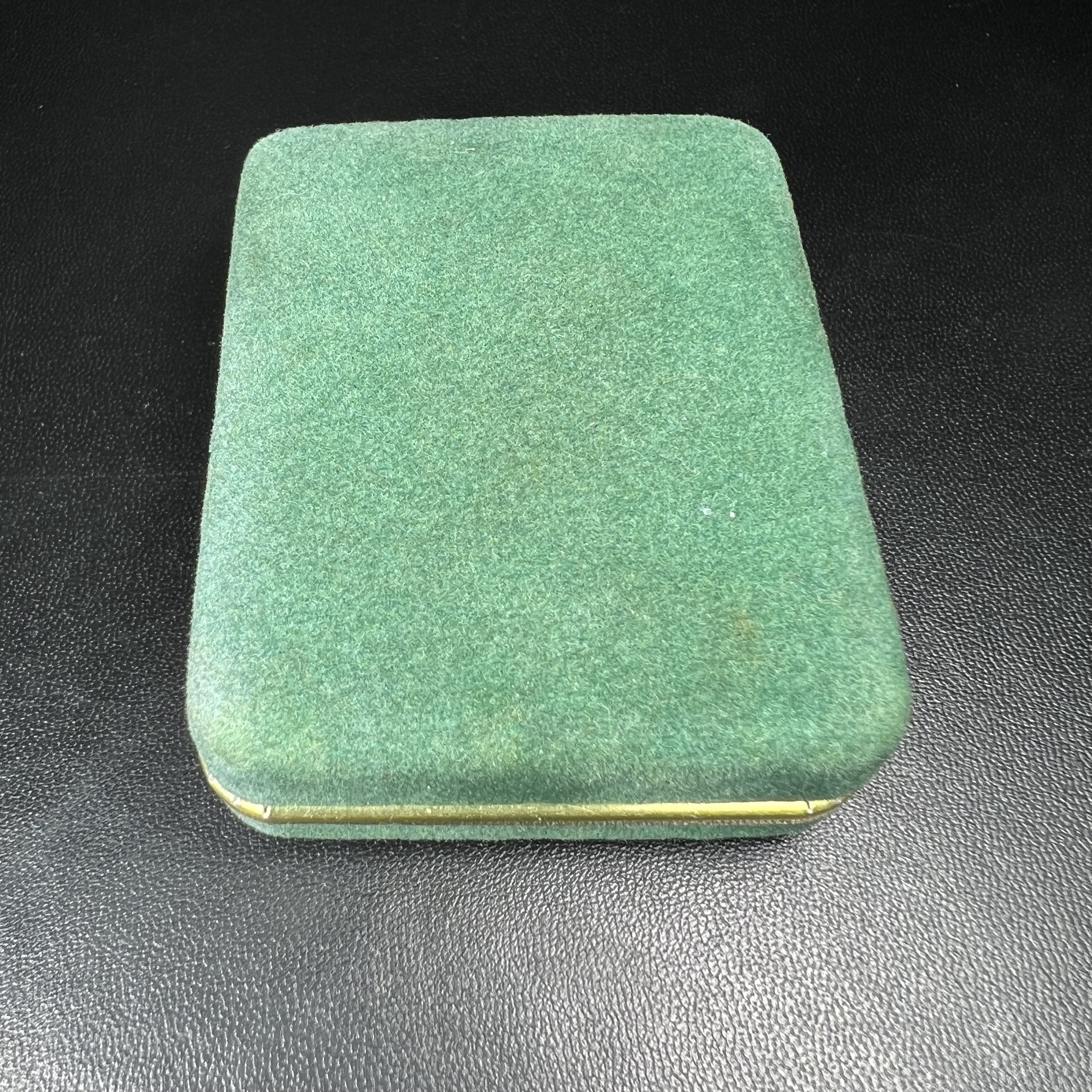 เหรียญหยกพระแก้วมรกต ชนิดกลมรูปไข่ วัดพระแก้วเชียงราย ปี 2534 ที่ระลึก 90 พรรษา สมเด็จย่า (ในหลวงรัชกาลที่9เสด็จเจิมพระสุหร่ายในพิธี)1 ใน 2534 องค์(หายาก)สุดยอดมงคลอีกหนึ่งรายการที่แนะนำ สภาพผิวหยกสวยมาพร้อมกล่องบรรจุเดิมครบสมบูรณ์