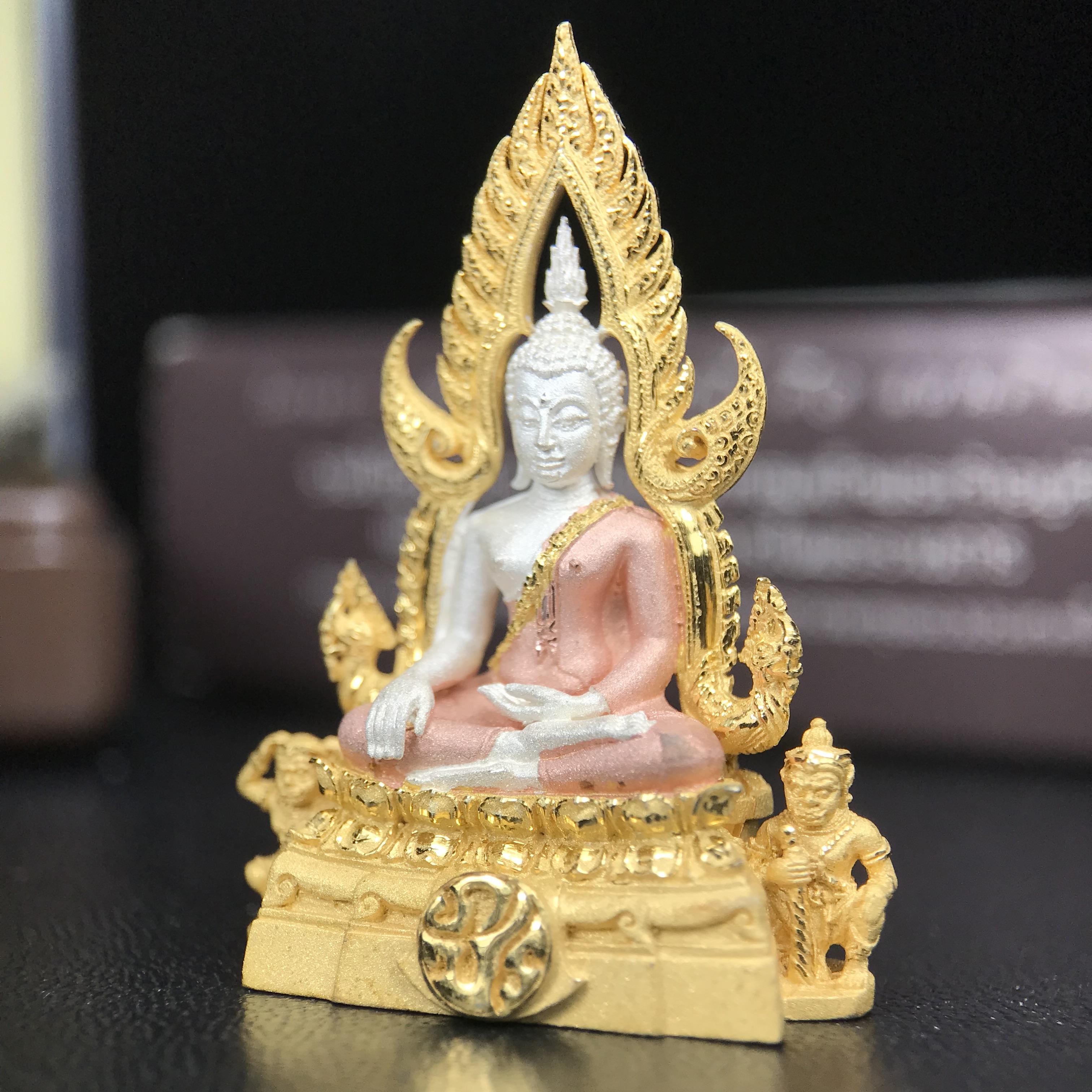 พระพุทธชินราช ภปร. โครงการ "เพราะแผ่นดินนี้ คือ แผ่นดินเกิด" ปี 2548(รุ่นแรก) ลอยองค์เนื้อเงินสามกษัตริย์ หน้าตัก 1/2 นิ้ว (ขนาด 3.5 x 2.5 ซม.) พุทธศิลป์งดงามทรงคุณค่า รุ่นยอดนิยม