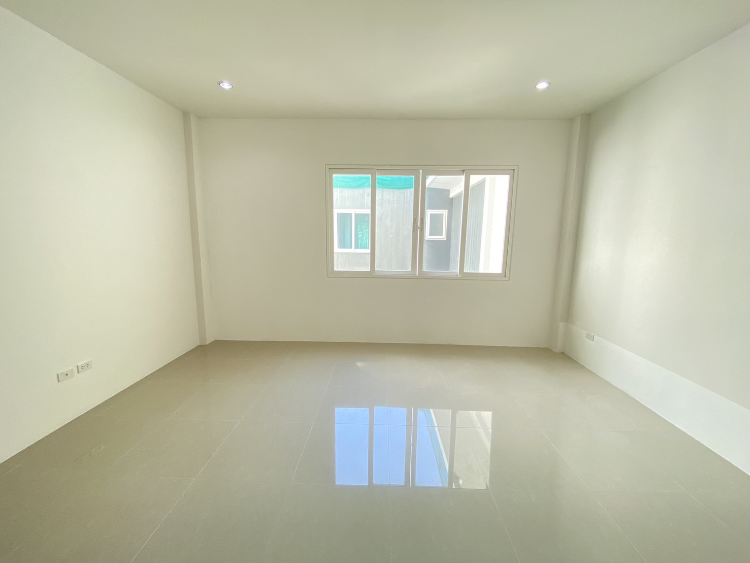 For Sales : Sea front, 2-Story commercial buildings, 3 Bedroom 6 Bathroom