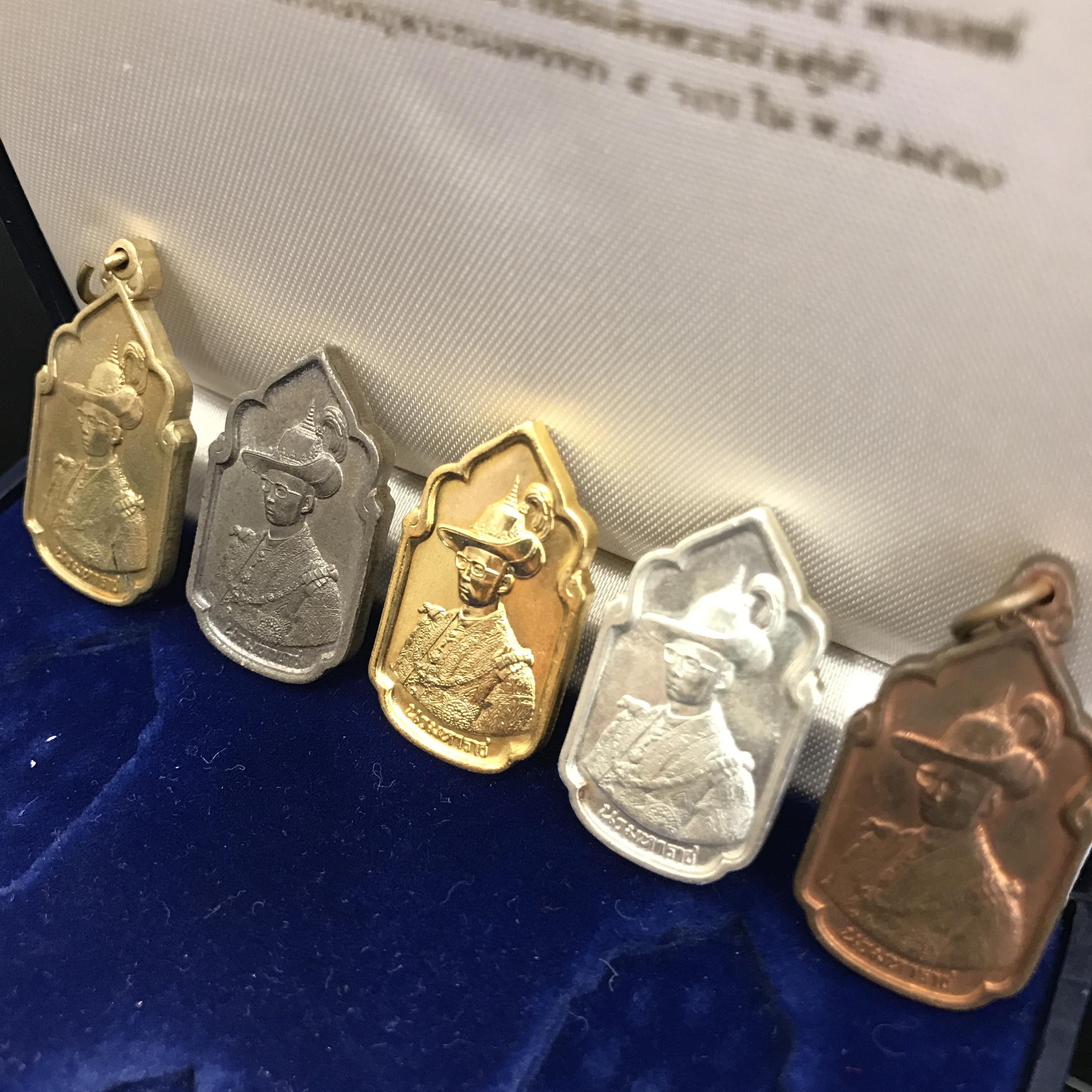 เหรียญนวมหาราชเฉลิมพระชนพรรษา 5 รอบ ในหลวง ปี 2530 ชุดทองคำ(หายาก)