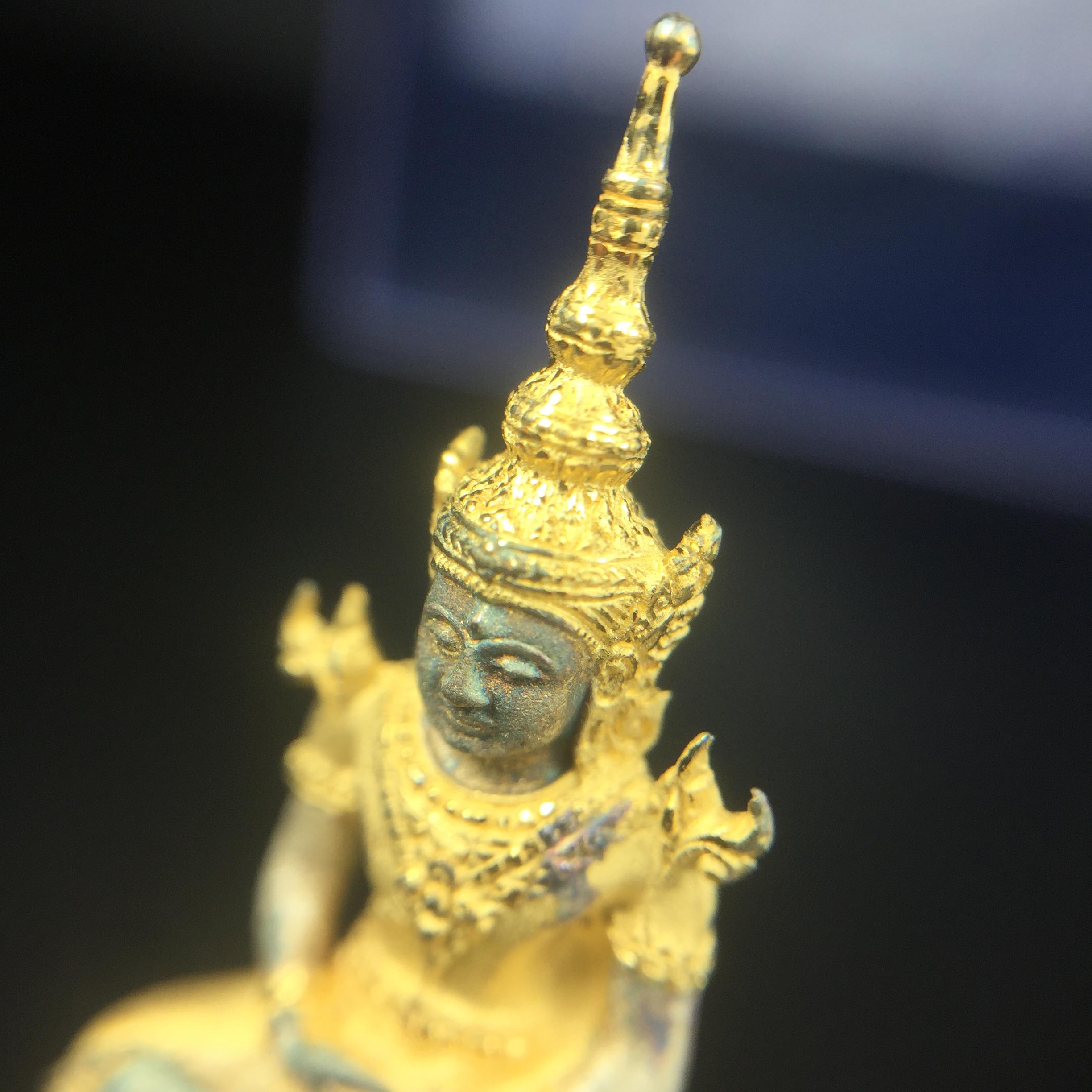 พระแก้วมรกต ภปร. ปี2547 จัดสร้างโดย รพ.ภูมิพลฯ เนื้อเงิน (3 กษัตริย์)ลอยองค์ หน้าตัก 1/2 นิ้ว (สภาพผิวเดิม ขึ้นสีรุ้งธรรมชาติ แบบนิยม) (1ใน3000องค์)