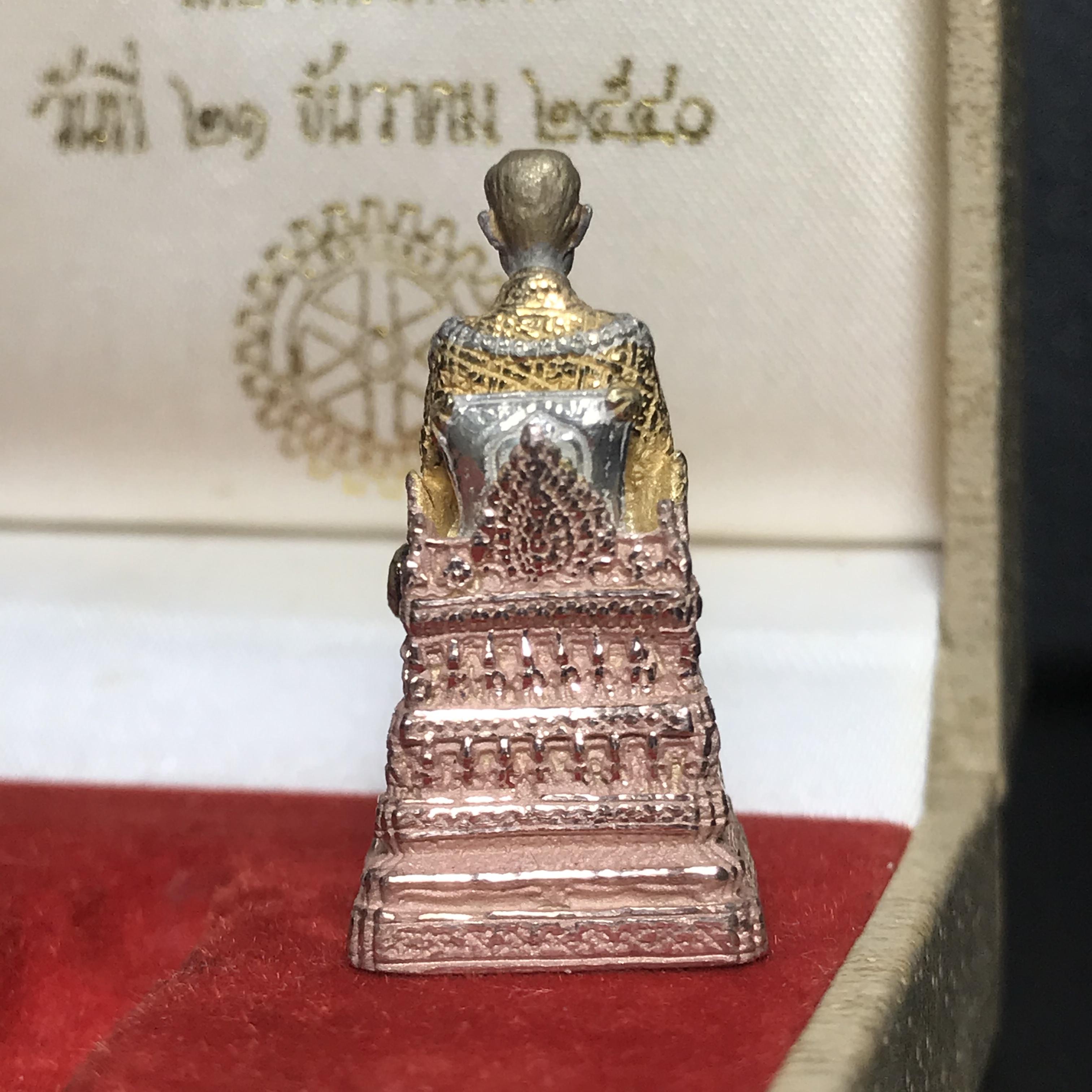 พระบรมรูป(นั่งบัลลังก์) พระบาทสมเด็จพระเจ้าอยู่หัวภูมิพลอดุลยเดช มหาราช 6รอบ วัดบวรนิเวศวิหาร ปี2540 เนื้อเงินสามกษัตริย์ พร้อมกล่องบรรจุเดิม