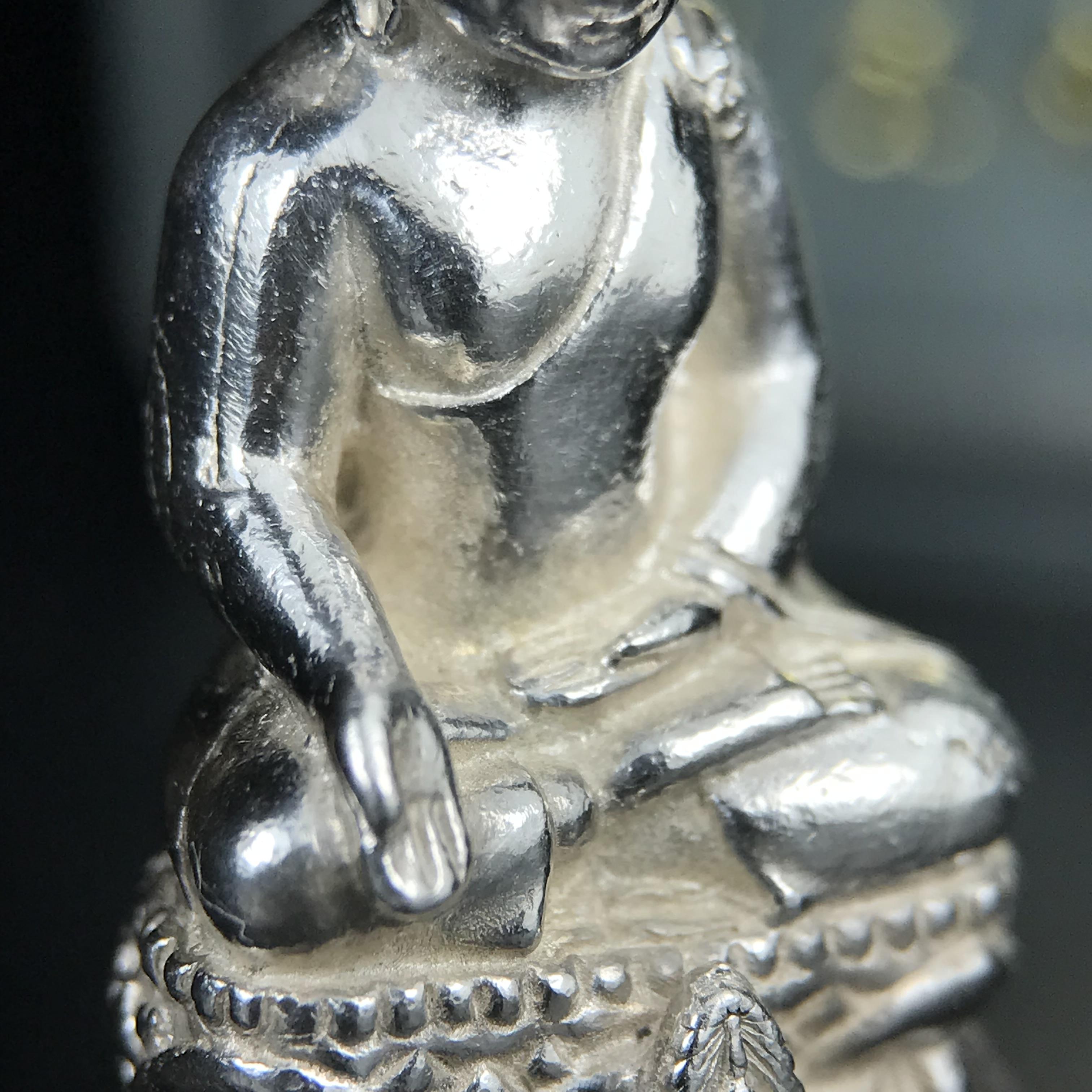 พระกริ่งไพรีพินาศ รุ่น ภปร. ราชวิทยาลัย ปี 2535 เนื้อเงิน(สภาพผิวขาวสวยใส)(ตอกโค้ดพระนามย่อ ญสส ใต้เศวตรฉัตร และ พระปรมาภิไธยย่อ ภปร.) ปลุกเสกโดยหลวงพ่อเปิ่น วัดบางพระและสมเด็จพระญาณสังวร สมเด็จพระสังฆราช วัดบวรนิเวศวิหาร(1 ใน 2535 องค์)