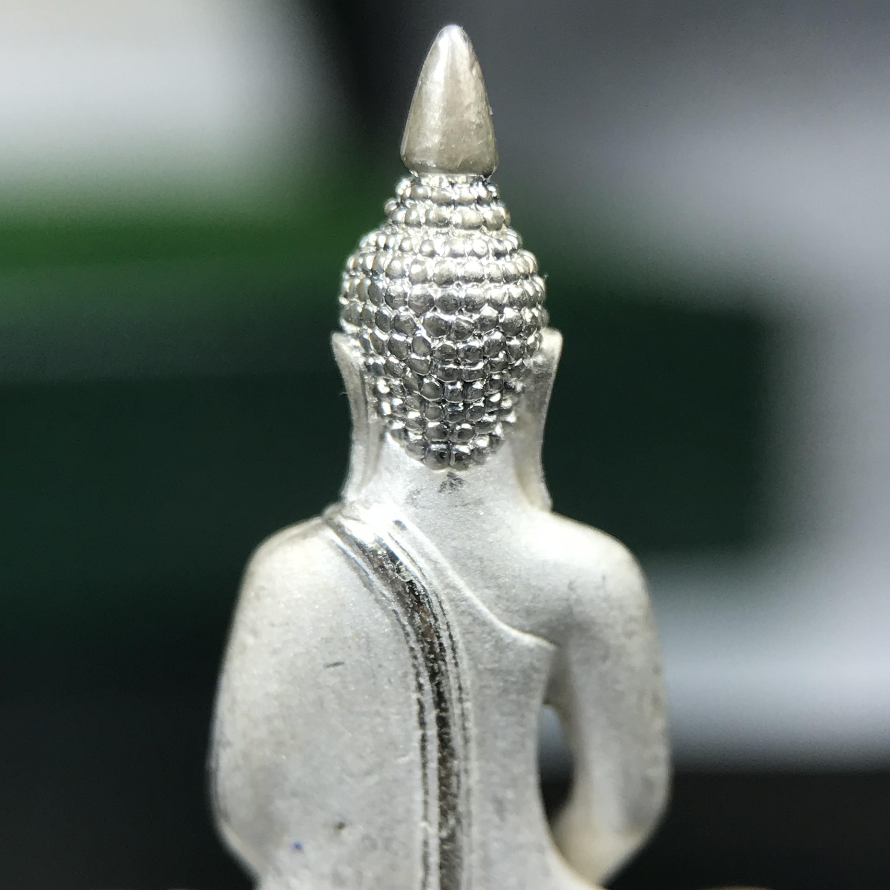 พระพุทธโสธร ภปร. รุ่นย้อนยุค สร้างพระอุโบสถ สมาคมชาวฉะเชิงเทรา จัดสร้าง ปี 2539 วโรกาสครองสิริราชสมบัติครบ 50 ปี เนื้อเงินทรายนวลขัดเงาบางส่วน พร้อมกล่องบรรจุและใบรับรองเดิม