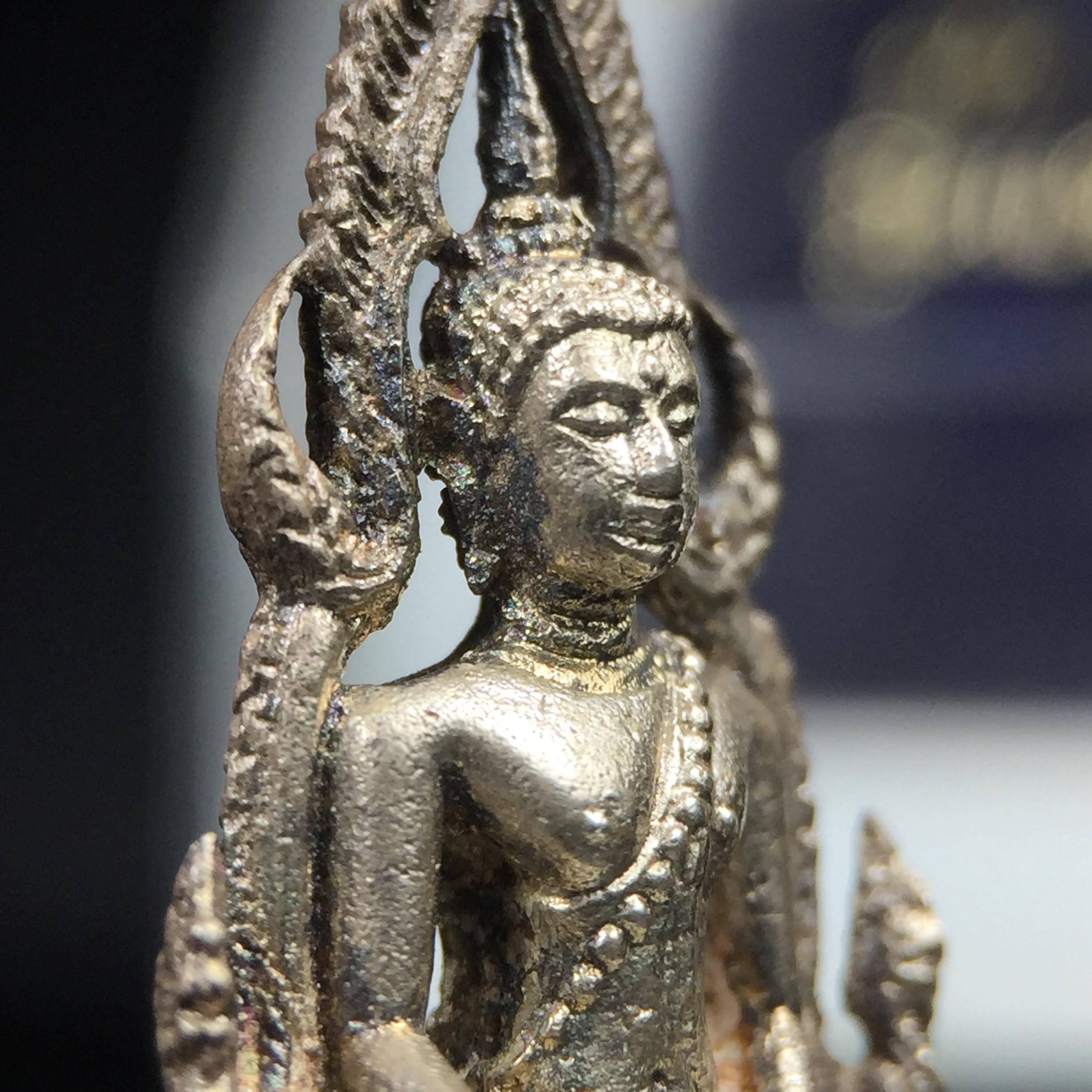 พระกริ่งพุทธชินราช รุ่นพระมาลาเบี่ยง ปี พ.ศ.2520 (รุ่นแรก รุ่นเดียว) วัดพระศรีรัตนมหาธาตุ พิษณุโลก ปี 2520 พิมพ์ใหญ่เนื้อเงิน(ผิวเดิมสวยติดรุ้งนิดๆผิวขึ้นน้ำทองสวยมีเสน่ห์ตามกาลเวลา)พิธีใหญ่ เกจิในยุคร่วมเสกมากมาย(องค์หมายเลขสวย เลขเบิ้น เลขคู่ ๕๕๓๓)