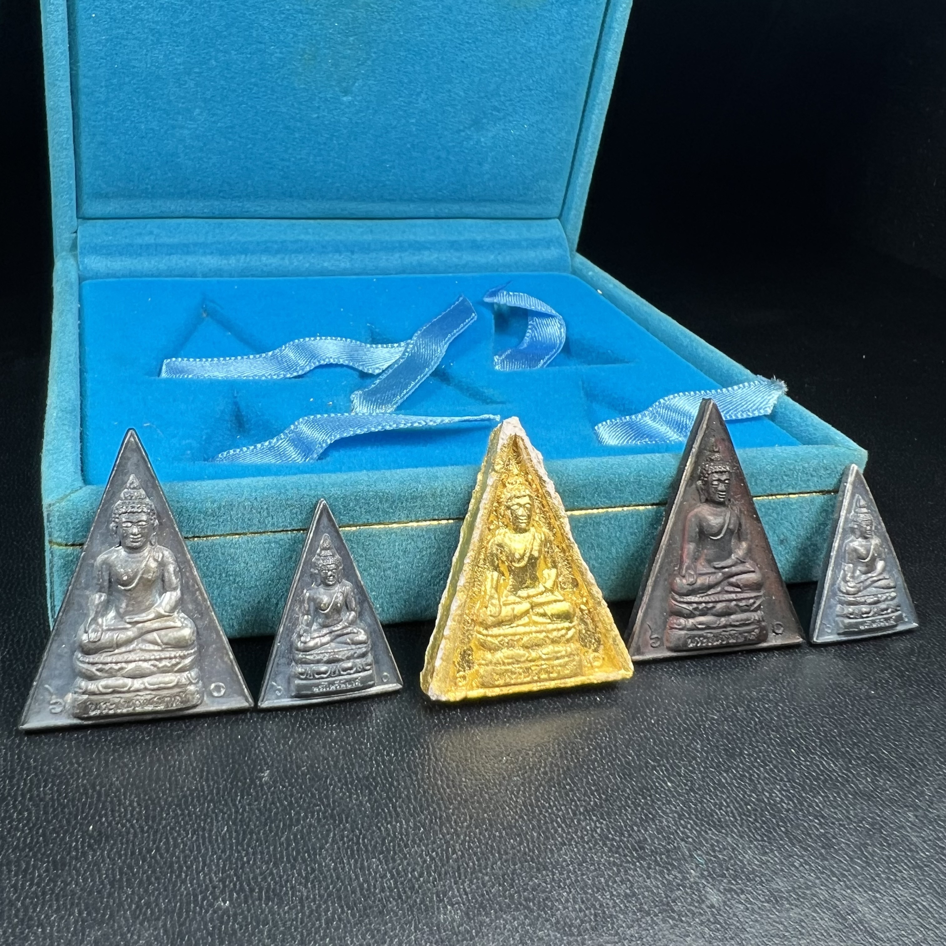 พระไพรีพินาศ สก. ปี 2535พิธีมหาพุทธาภิเษก ณ วัดบวรนิเวศวิหาร เฉลิมพระเกียรติ สมเด็จพระนางเจ้าสิริกิติ์ พระบรมราชินีนาถ พระบรมราชชนนีพันปีหลวง 5 รอบ 60 พรรษา12 สิงหาคม 2535 ชุดพิเศษ 5 รายการ ครบชุดพร้อมกล่องบรรจุเดิม