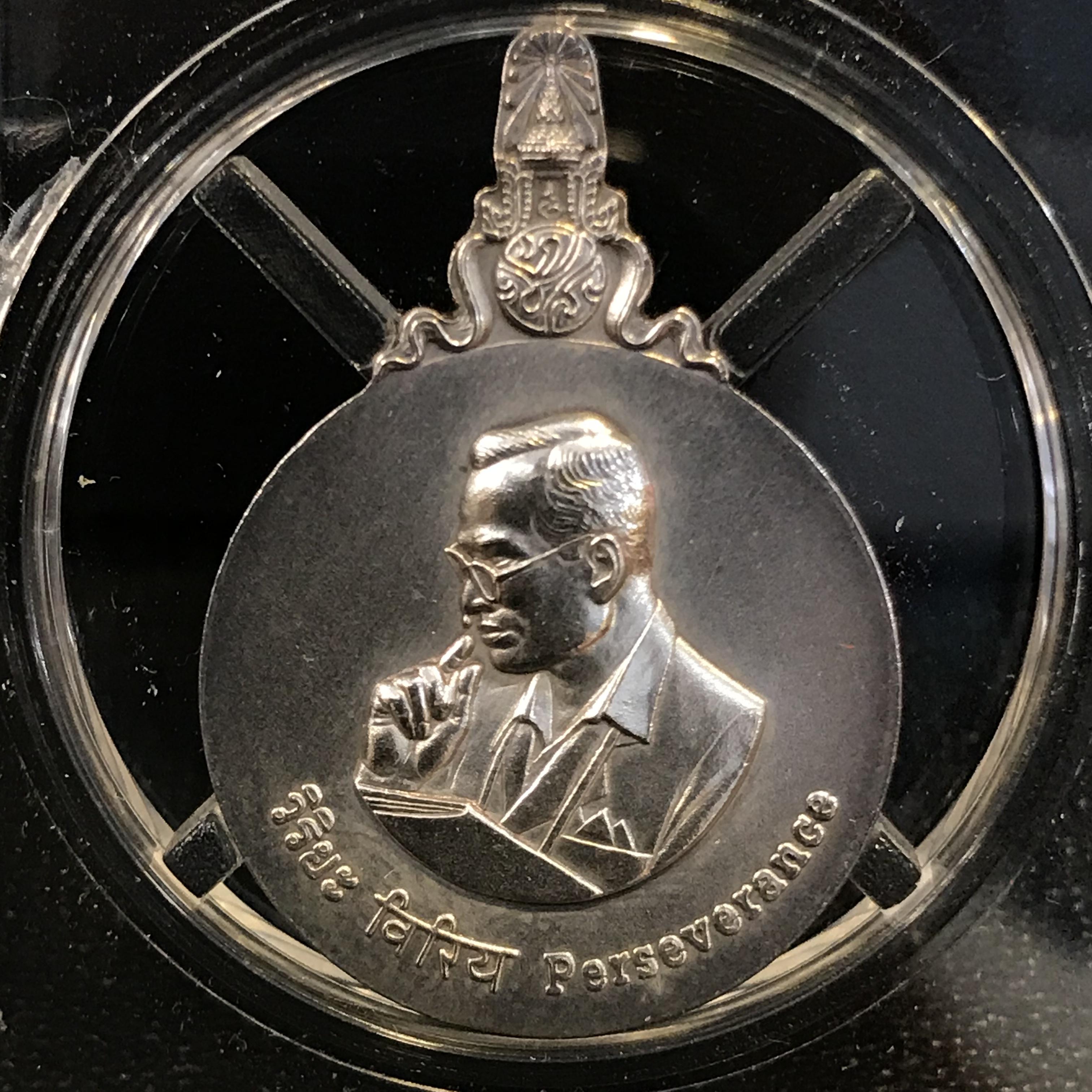 เหรียญพระมหาชนก พิมพ์เล็ก เนื้อเงิน ปี2542 พร้อมหนังสือครบชุด