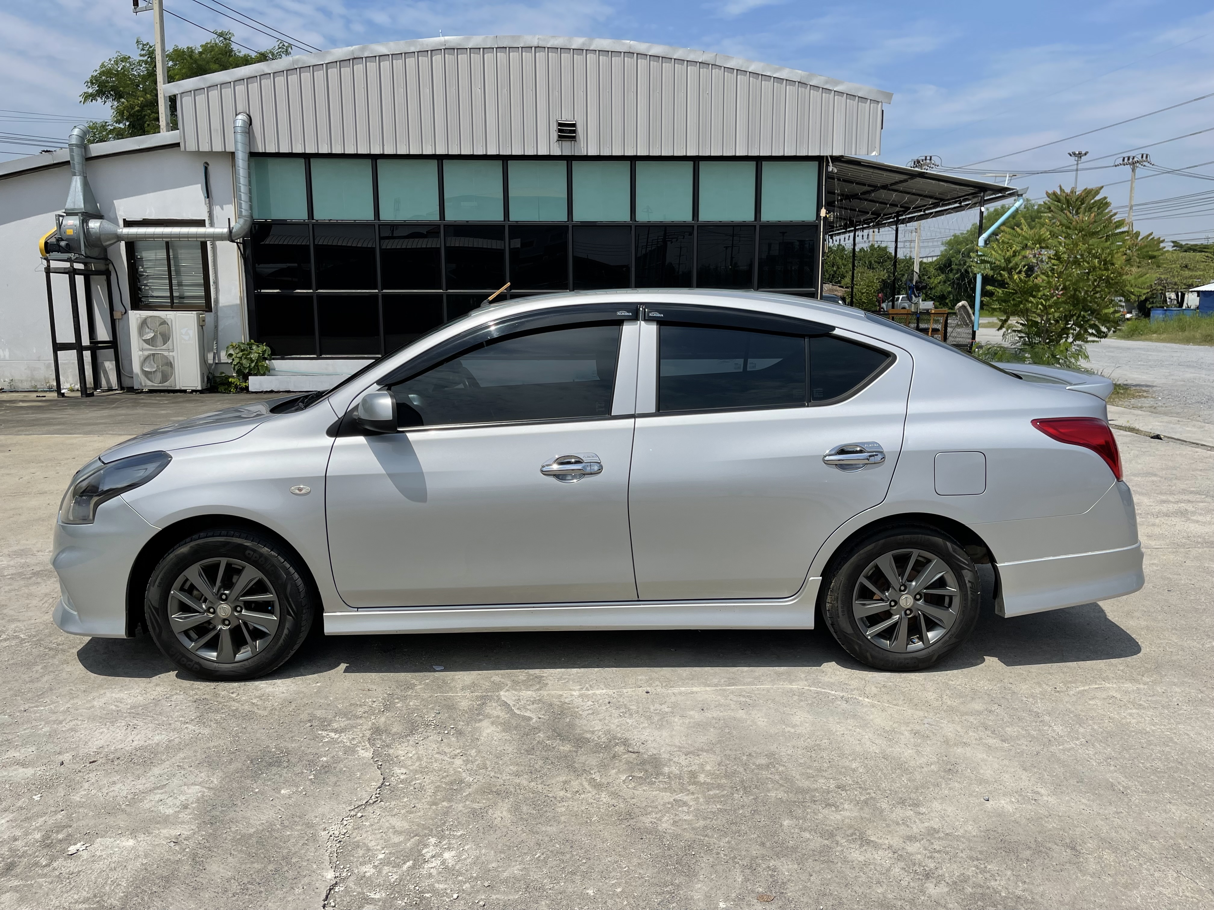 Nissan Almera 1.2 E Sportech 2018 เงิน