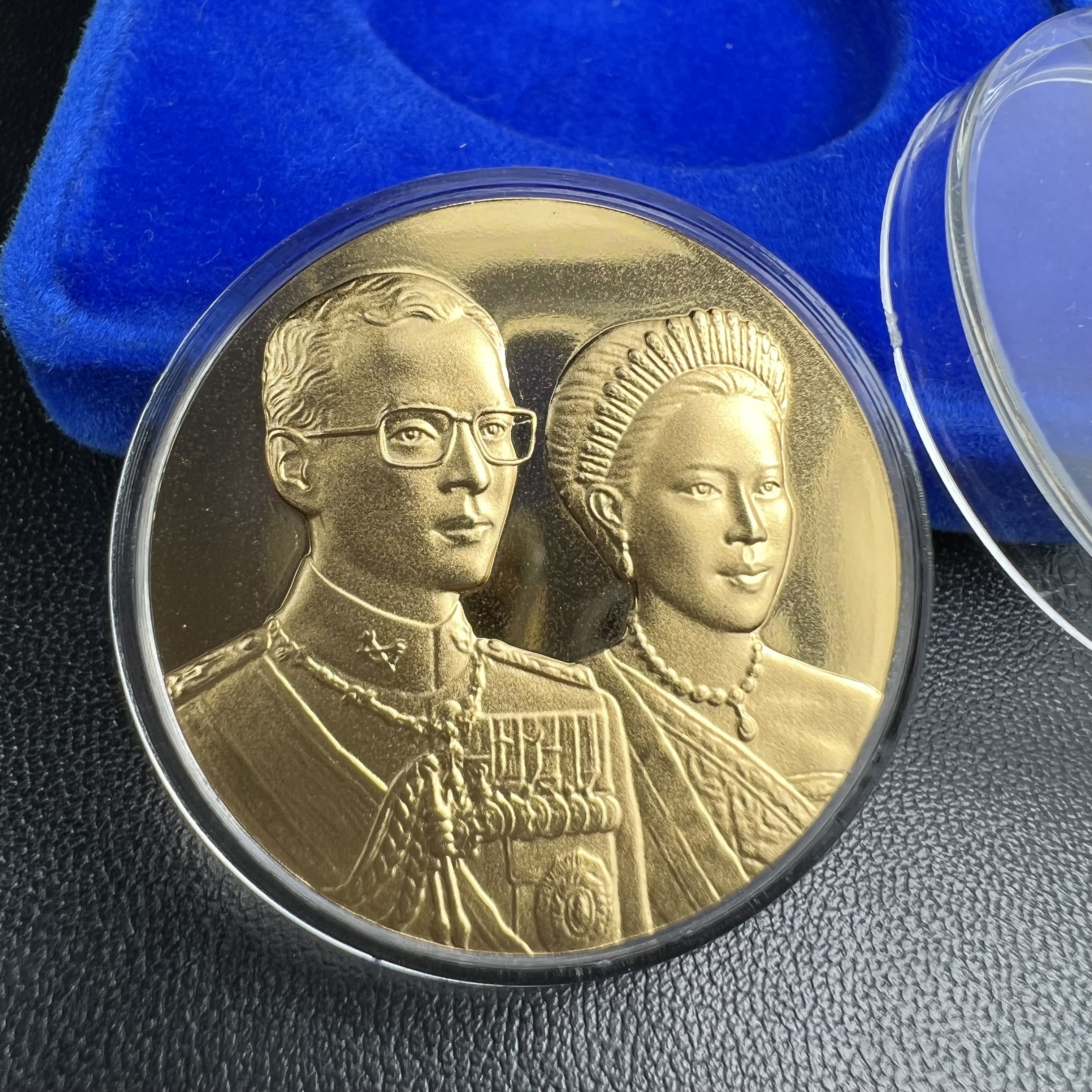 เหรียญสองพระองค์ในหลวง-พระราชินี พระราชทาน สภาพสวยกล่องบรรจุเดิม