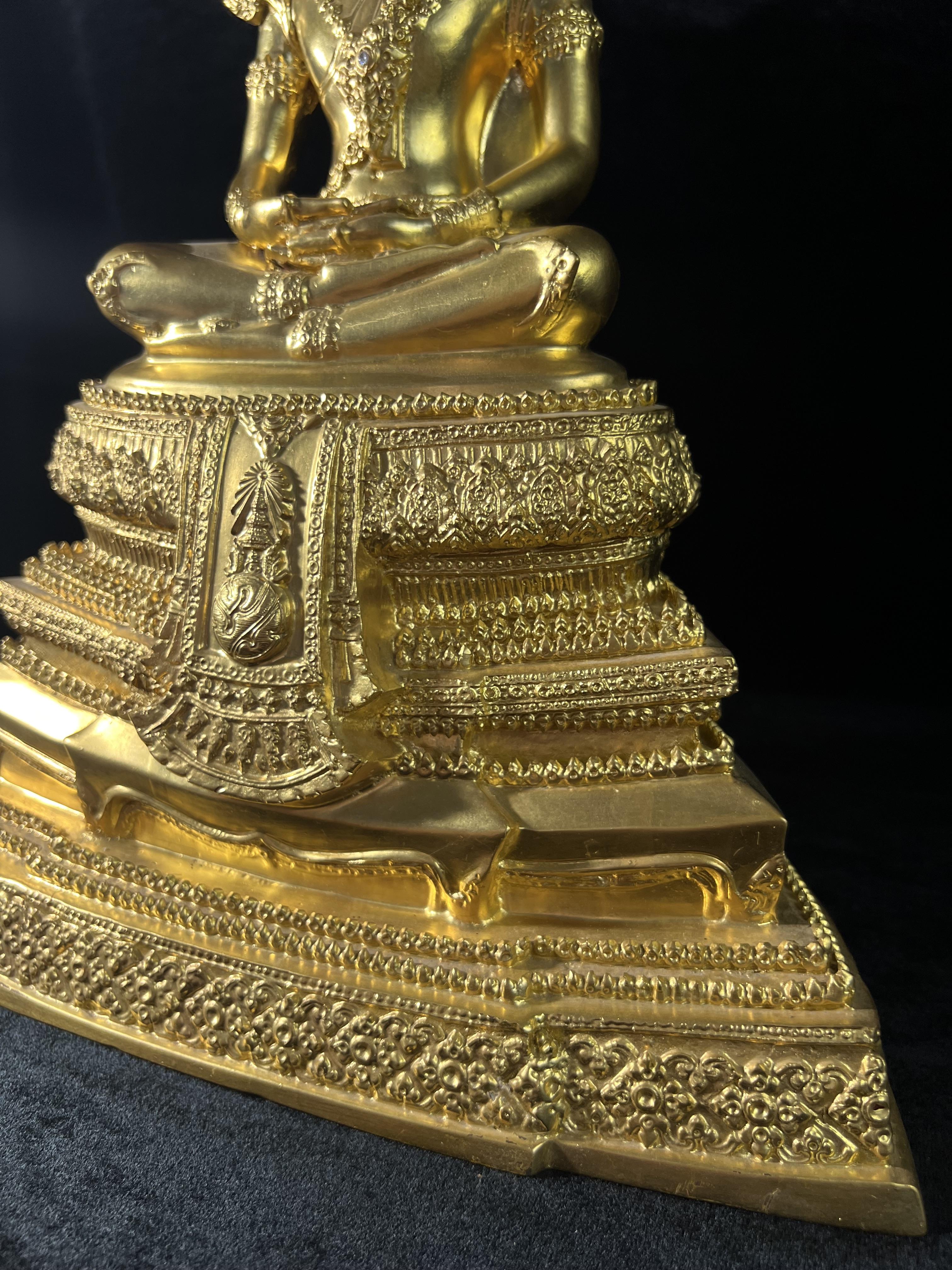 พระพุทธปฏิมาสุวรรณภูมิสิริโชค ภปร. การบินไทยจัดสร้างขึ้น เนื่องในวโรกาสมหามงคลเฉลิมพระชนมพรรษาของพระบาทสมเด็จพระเจ้าอยู่หัวรัชกาลที่ 9 ครบ 80 พรรษา ขนาดหน้าตัก 5 นิ้ว สูง 16 นิ้ว ปิดทองสวิส 99.9 เปอร์เซนต์ (พิธีใหญ่ พุทธศิลป์งดงาม หายาก)องค์หมายเลข ๙๗๘