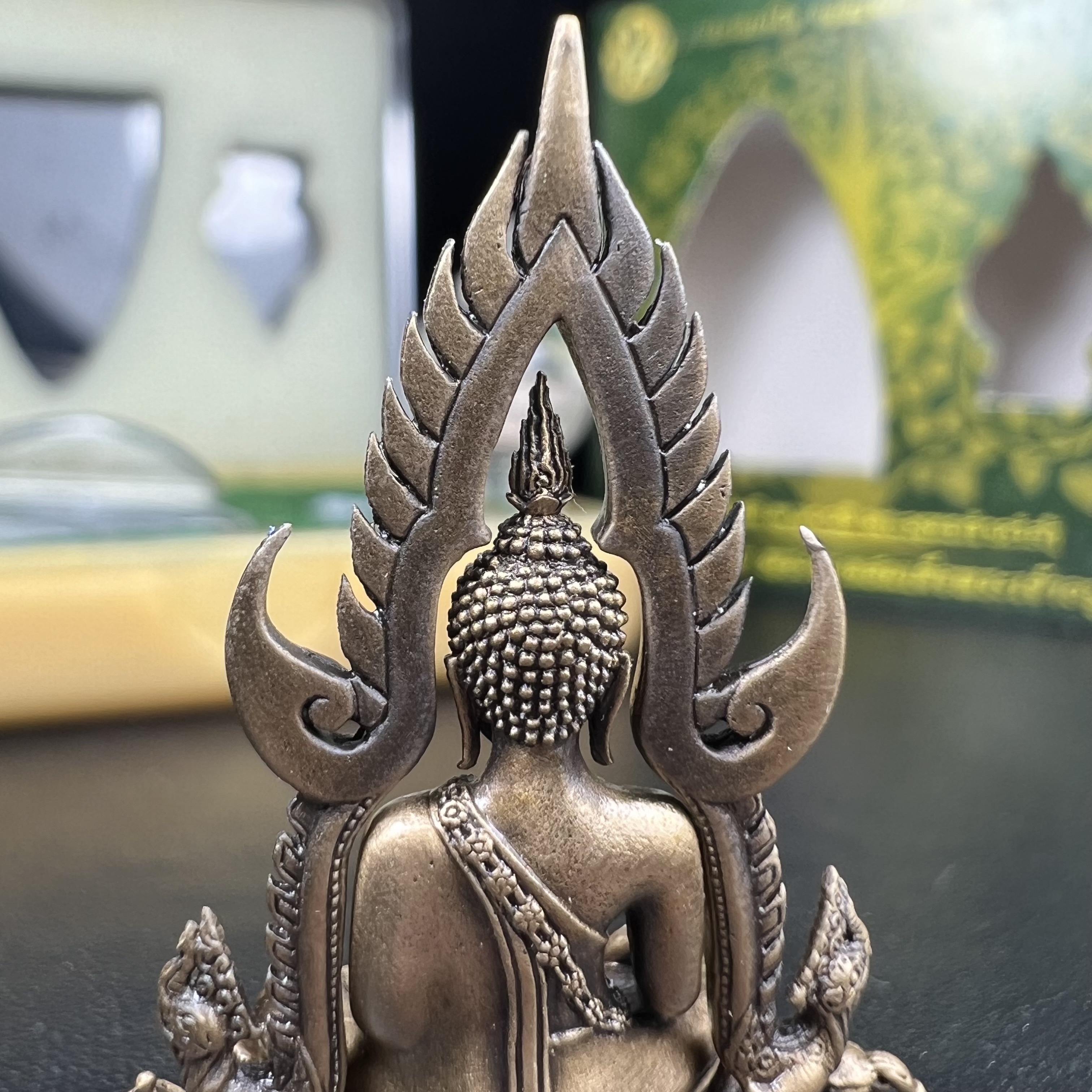 พระพุทธชินราช(จำลอง) ภปร. 84 พรรษา ปี 2554 เนื้อบรอนซ์รมดำซาติน พิมพ์กลางขนาดหน้าตัก 1/2 นิ้ว(พระราชทานมวลสาร จิตรลดาและเส้นพระเจ้า(เส้นผม)รัชกาลที่9)พุทธศิลป์ทรงคุณค่าอีกหนึ่งรุ่นยอดนิยม(หมายเลขสวย ๑๘๑))