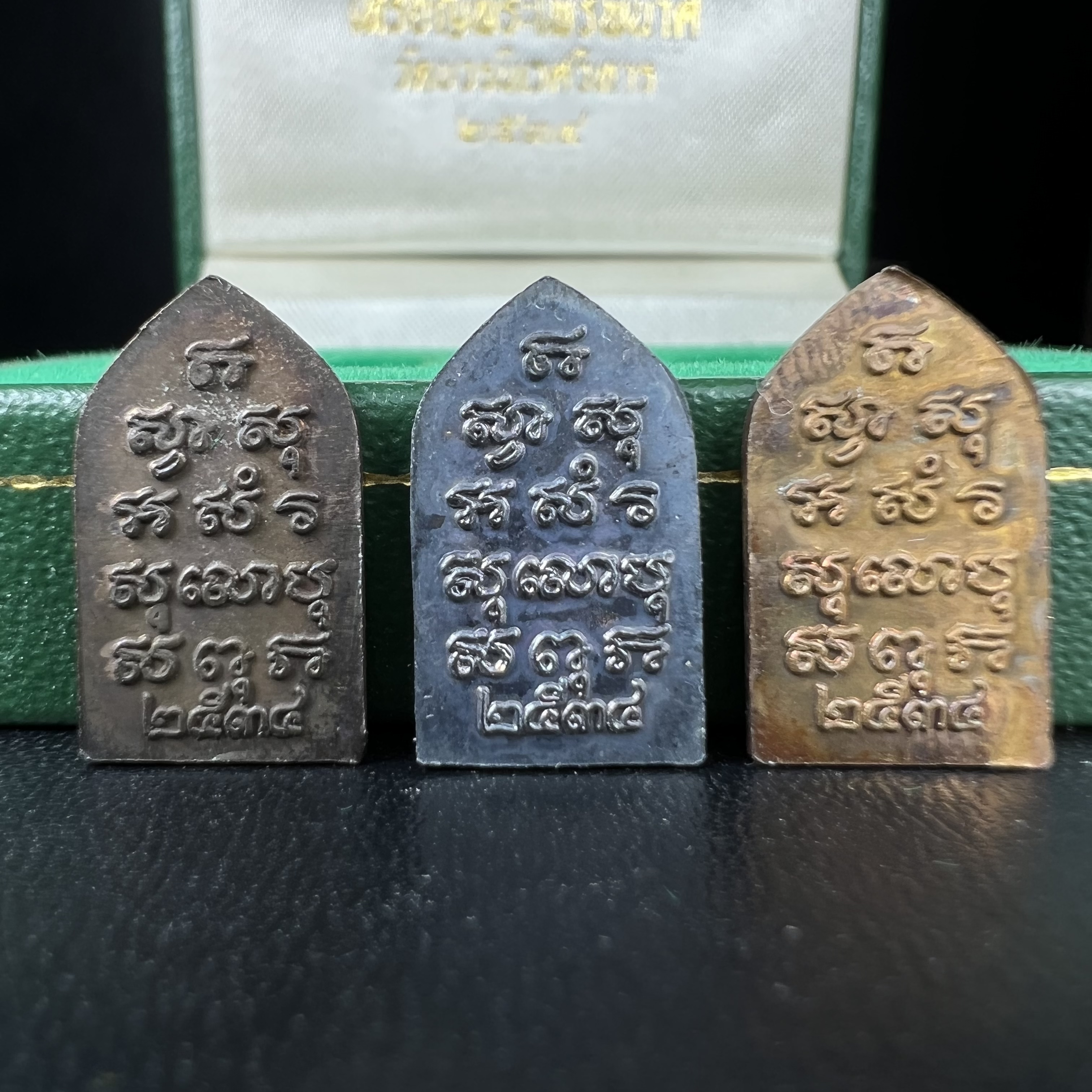 เหรียญพระไพรีพินาศ วัดบวรนิเวศราชวรวิหาร ปี2534 พิมพ์ห้าเหลี่ยม(เนื้อนวโลหะ-เนื้อเงิน-เนื้อทองแดง)(พระชุดหลักสายสมเด็จพระญาณสังวร สมเด็จพระสังฆราชองค์ที่19) (หายากสภาพสวยกล่องเดิมครบสมบูรณ์) 1ใน 700 ชุด