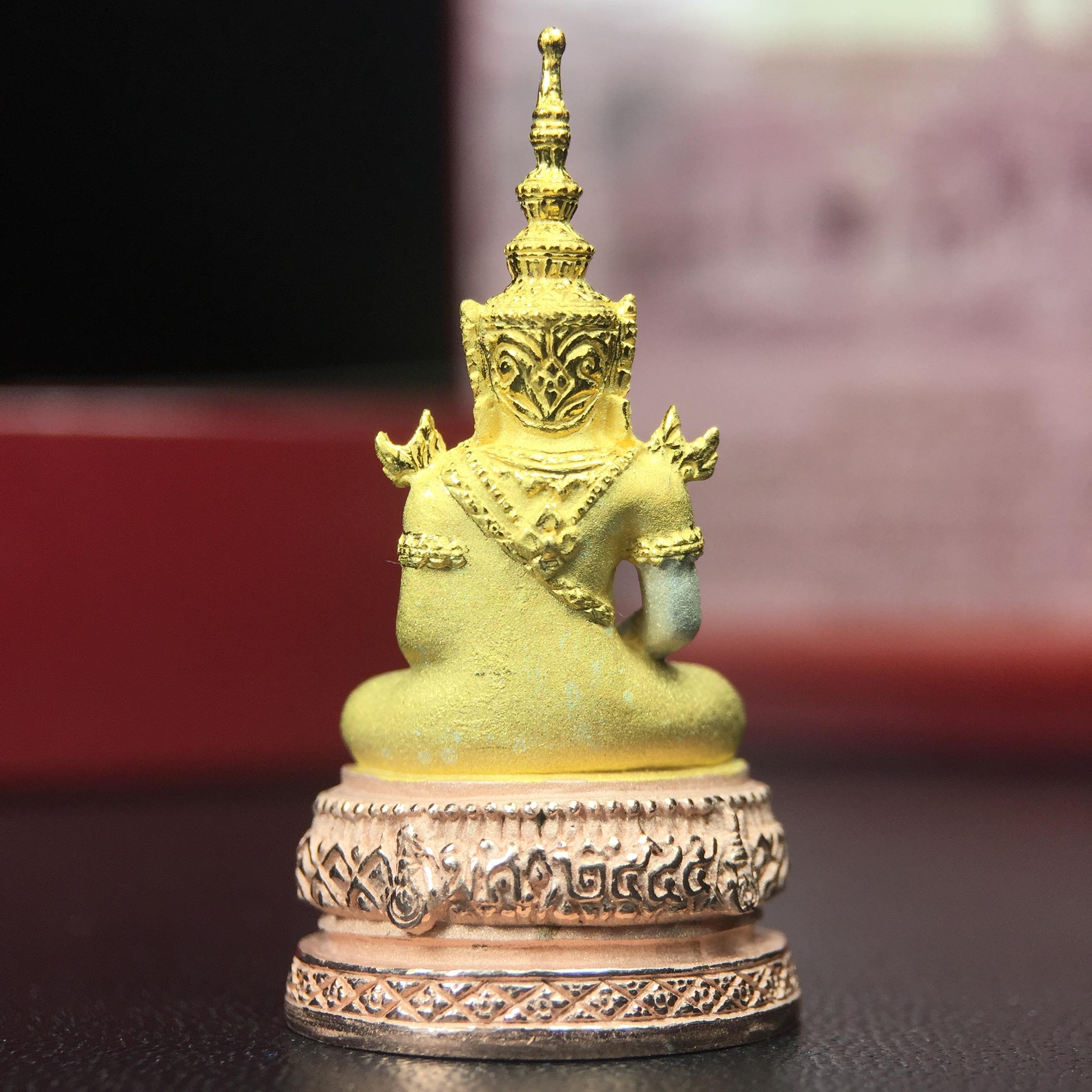 พระแก้วมรกต ภปร.(รุ่นแรก) ปี2545 รุ่นฉลองกรุงรัตนโกสินทร์ครบ 220 ปี พิมพ์ลอยองค์ใหญ่ เนื้อเงินบริสุทธิ์ 92.5% (สามกษัตริย์) ขนาด 19*35 มม. พร้อมกล่องบรรจุเดิม สวยครบสมบูรณ์