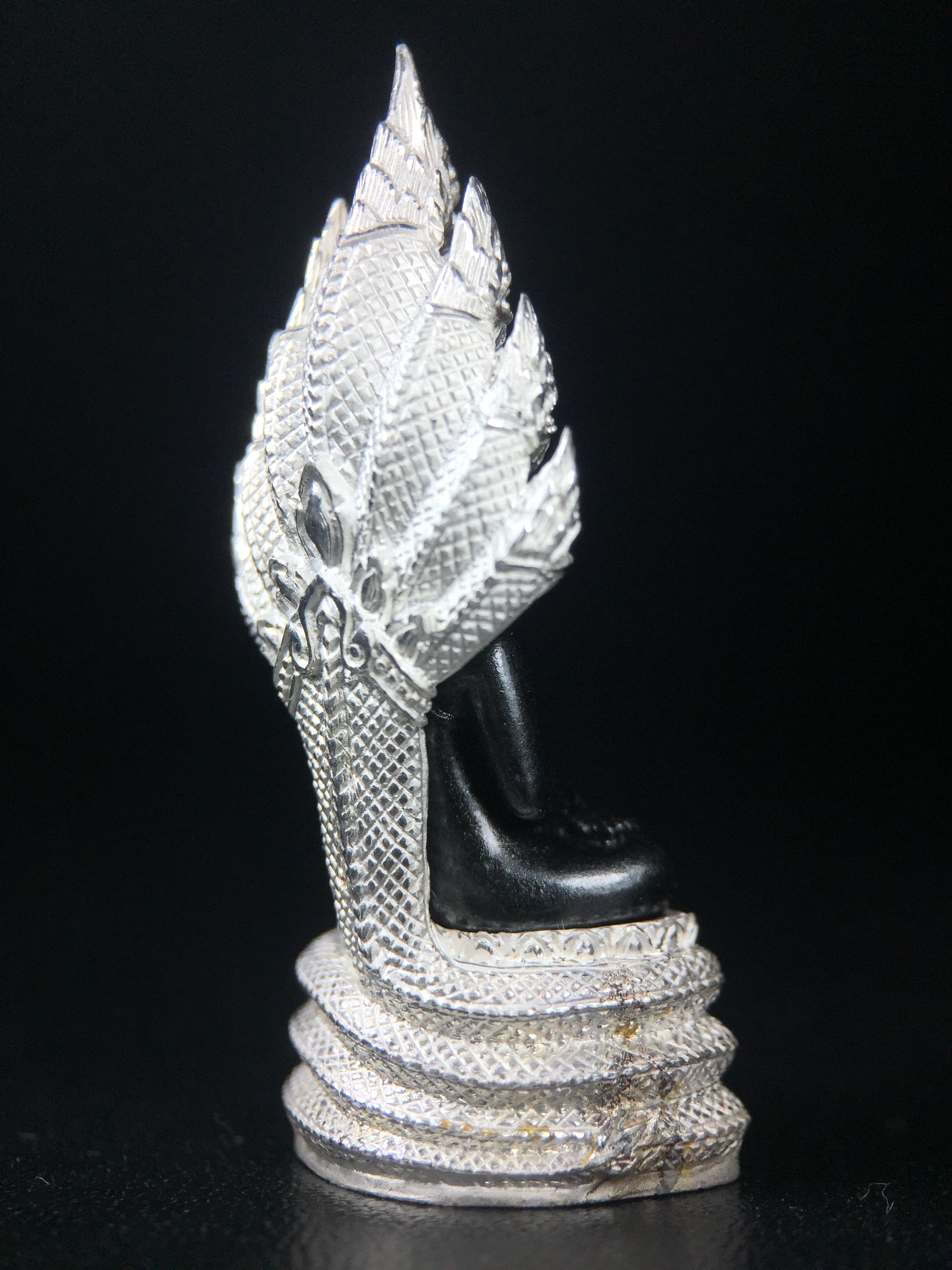 พระนาคปรก สธ. รุ่นสร้างพระอุโบสถเฉลิมพระเกียรติ 4 รอบ 84 พรรษา สมเด็จพระเทพรัตนราชสุดาฯ วัดบวรนิเวศวิหาร ปี 2543 พิมพ์ใหญ่ องค์พระเนื้อนวโลหะ ฐานนาคปรกเนื้อเงิน(สภาพ สวย )พิธีใหญ่ พุทธศิลป์งดงาม หายาก(องค์หมายเลขสวย ๘๓๕) (1 ใน 1999 องค์)