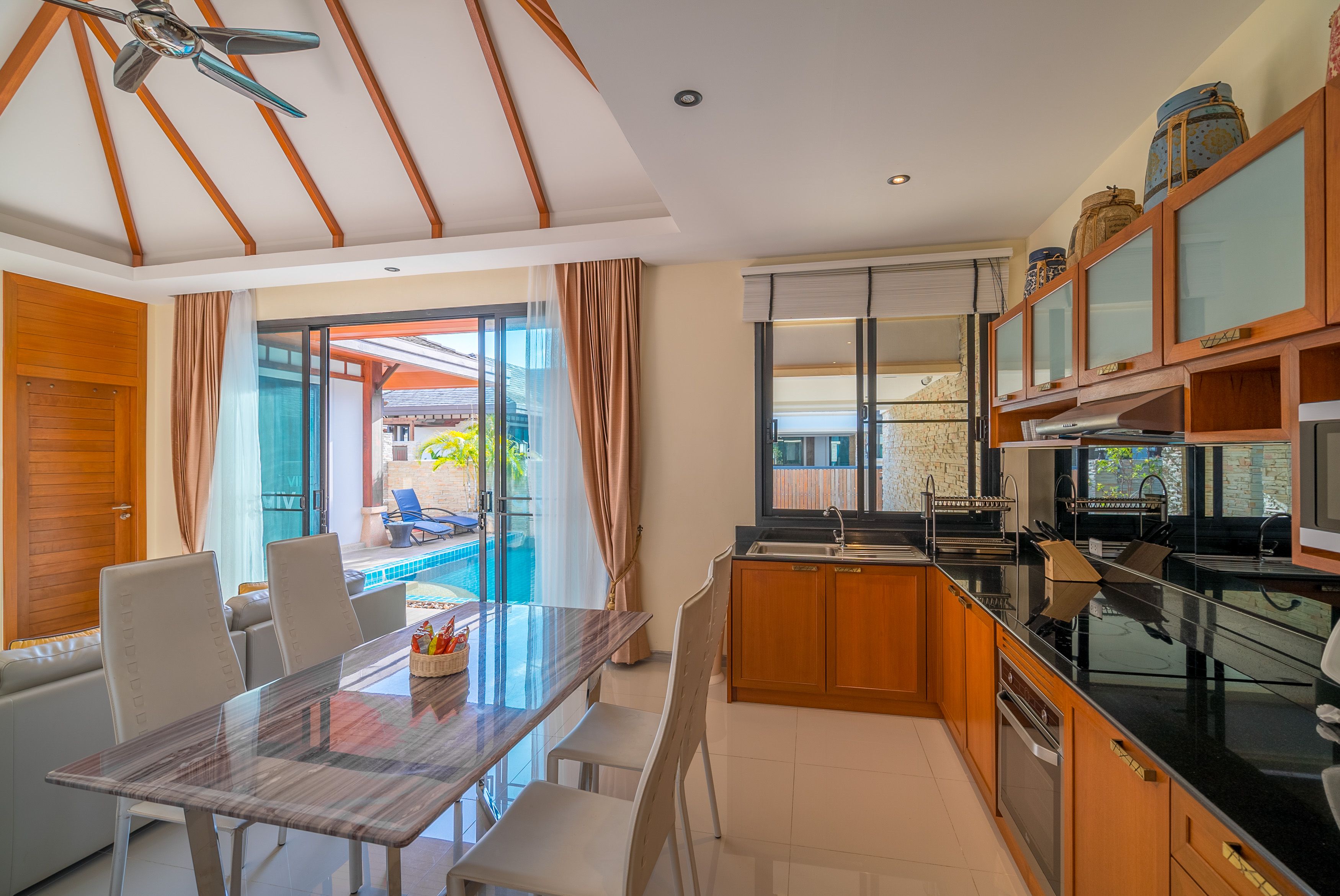 For Rent : Rawai VIP Luxury Villa 2 Bedrooms 2 Bathroom, Walk distance to the beach