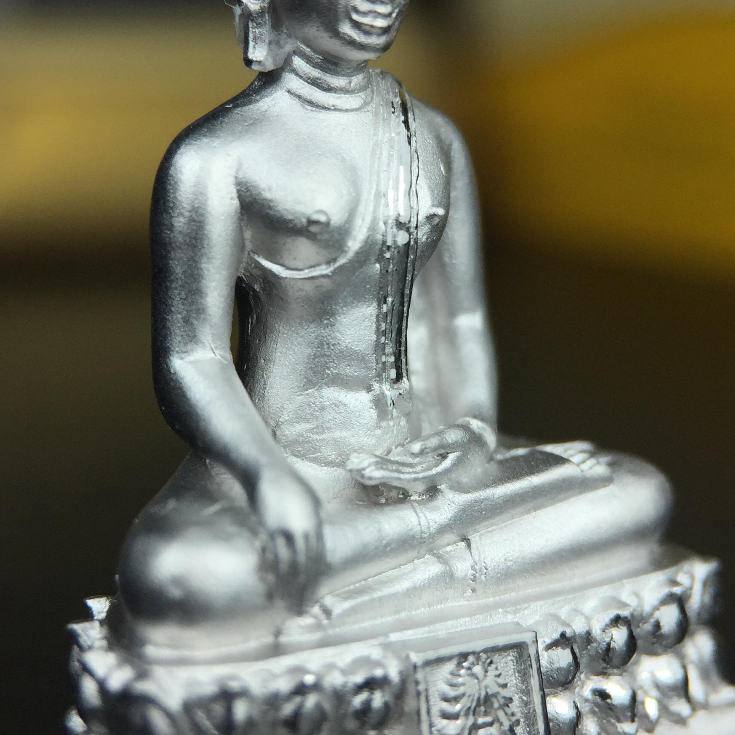 พระพุทธรูปคุ้มเกล้าฯ ภปร.(ใต้ร่มพระบารมี คุ้มเกล้า) 60ปี โรงพยาบาลภูมิพลฯ พ.ศ.2552 เนื้อเงิน ชุบทองคำขาว(พิมพ์ใหญ่ขนาด 35.5*24 มม.)สภาพสวยเดิมพร้อมกล่องบรรจุเดิม ตอกโค๊ดหมายเลขกำกับ หายาก(1ใน5000 องค์)