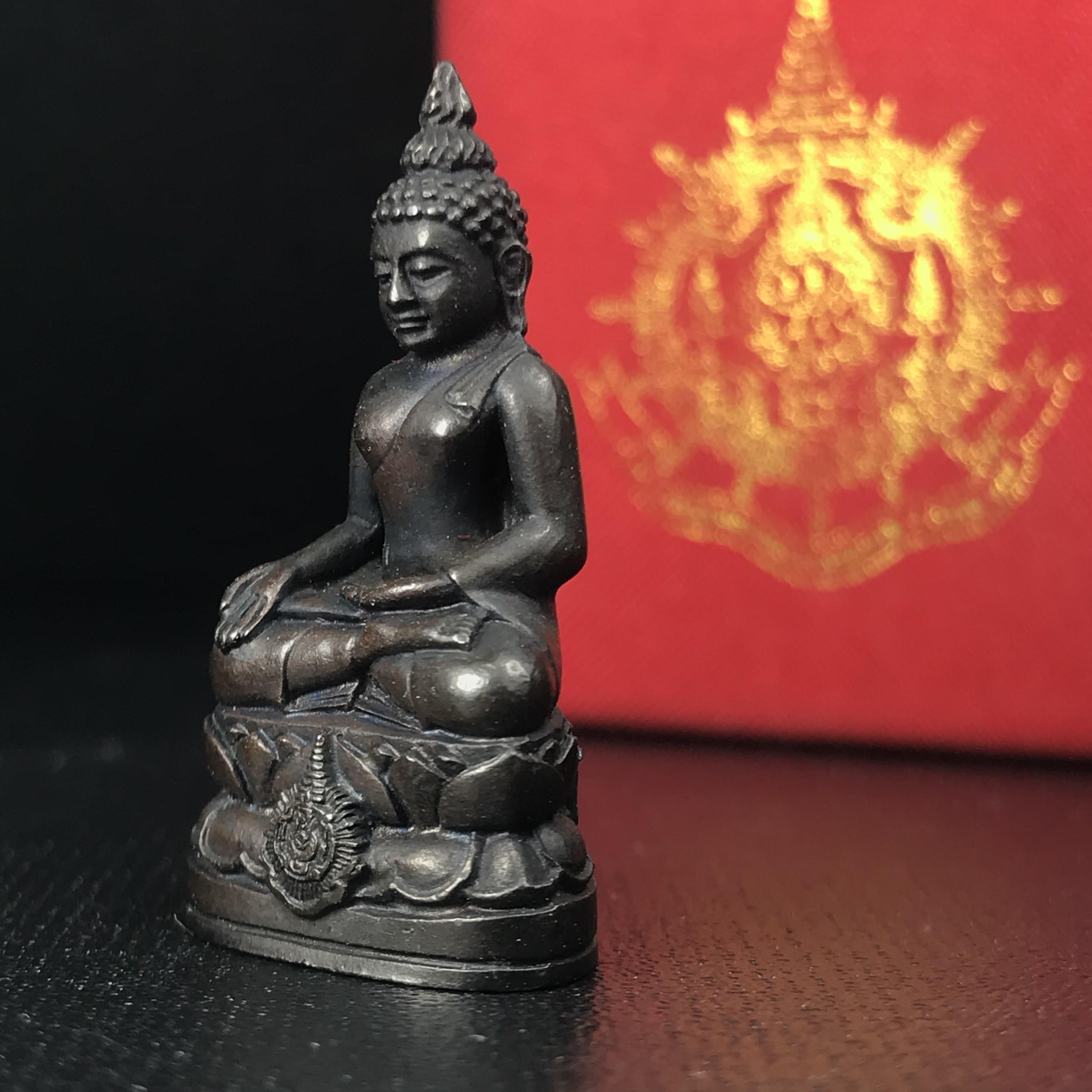 พระกริ่งไพรีพินาศ เฉลิมพระเกียรติ พระบาทสมเด็จพระเจ้าอยู่หัวรัชกาลที่9 พระชนมพรรษา 6 รอบ ปี2542 เนื้อนวโลหะผสมทองคำ(บรรจุเหล็กไหล)ดีนอก-ดีใน