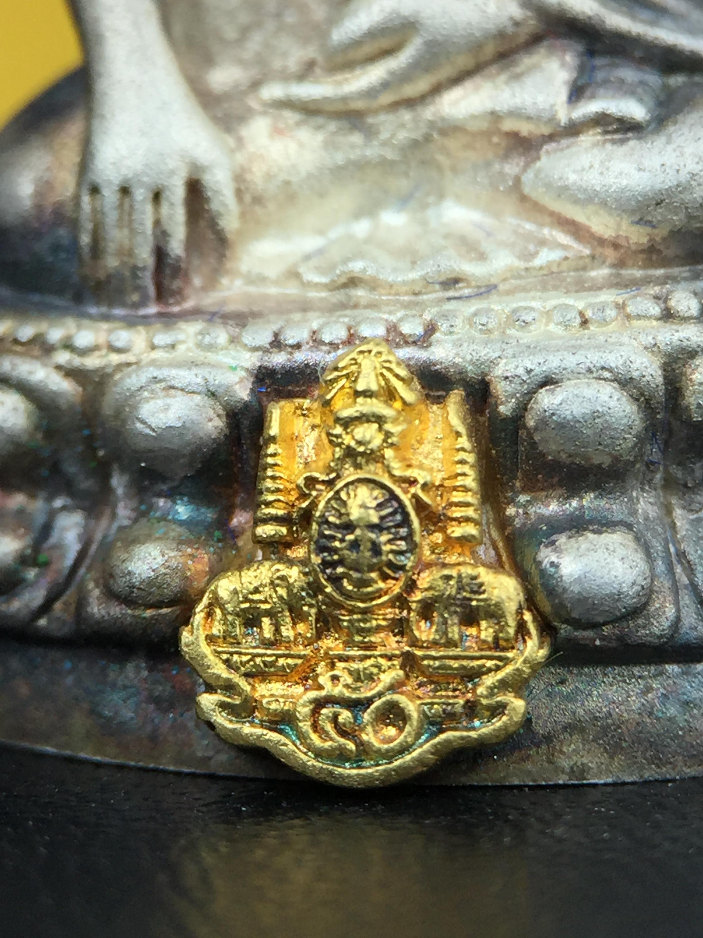 พระกริ่งสมเด็จญาณ วัดบวรนิเวศวิหาร เนื้อเงินบริสุทธิ์ 92.5% ตรากาญจนาภิเษกทองคำ(เนื้อทองคำแท้) พระราชทานแจกเมื่อ 3 ตุลาคม 2538 จัดสร้างในวโรกาส สมเด็จพระญาณสังวร สมเด็จพระสังฆราช ฉลองพระชนมายุครบ 82 พรรษา และฉลองครองราชสมบัติครบ 50 ปี รัชกาลที่ 9(หายาก)