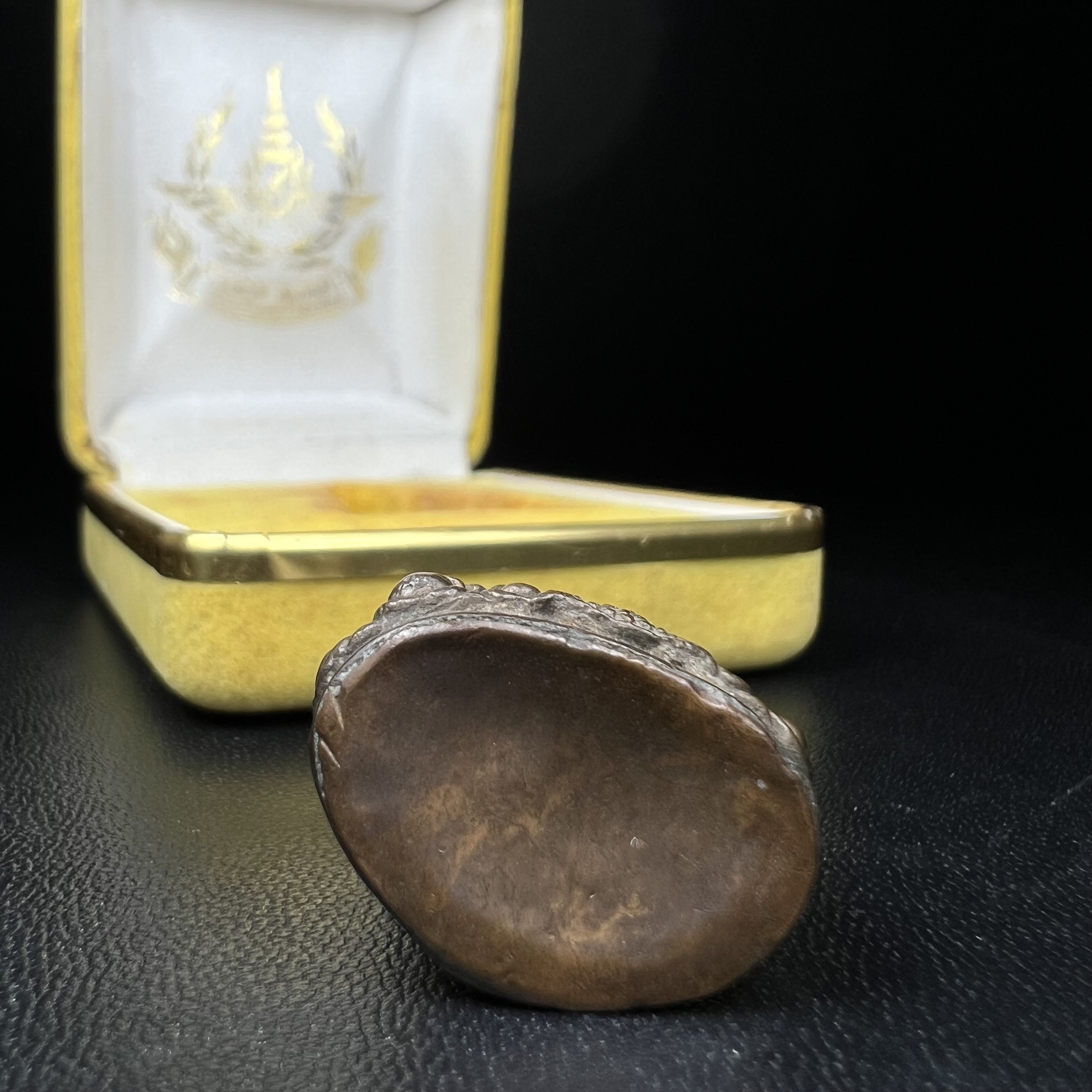 วัตถุมงคลคุ้มเกล้าฯ มหามงคลเฉลิมพระชนมพรรษา 6 รอบ รัชกาลที่ 9 ชุดพิเศษกรรมการ(หายาก) (ในหลวงรัชกาลที่9 ทรงจุดไฟพระฤกษ์และเททอง พิธีใหญ่)ยอดนิยมหายาก