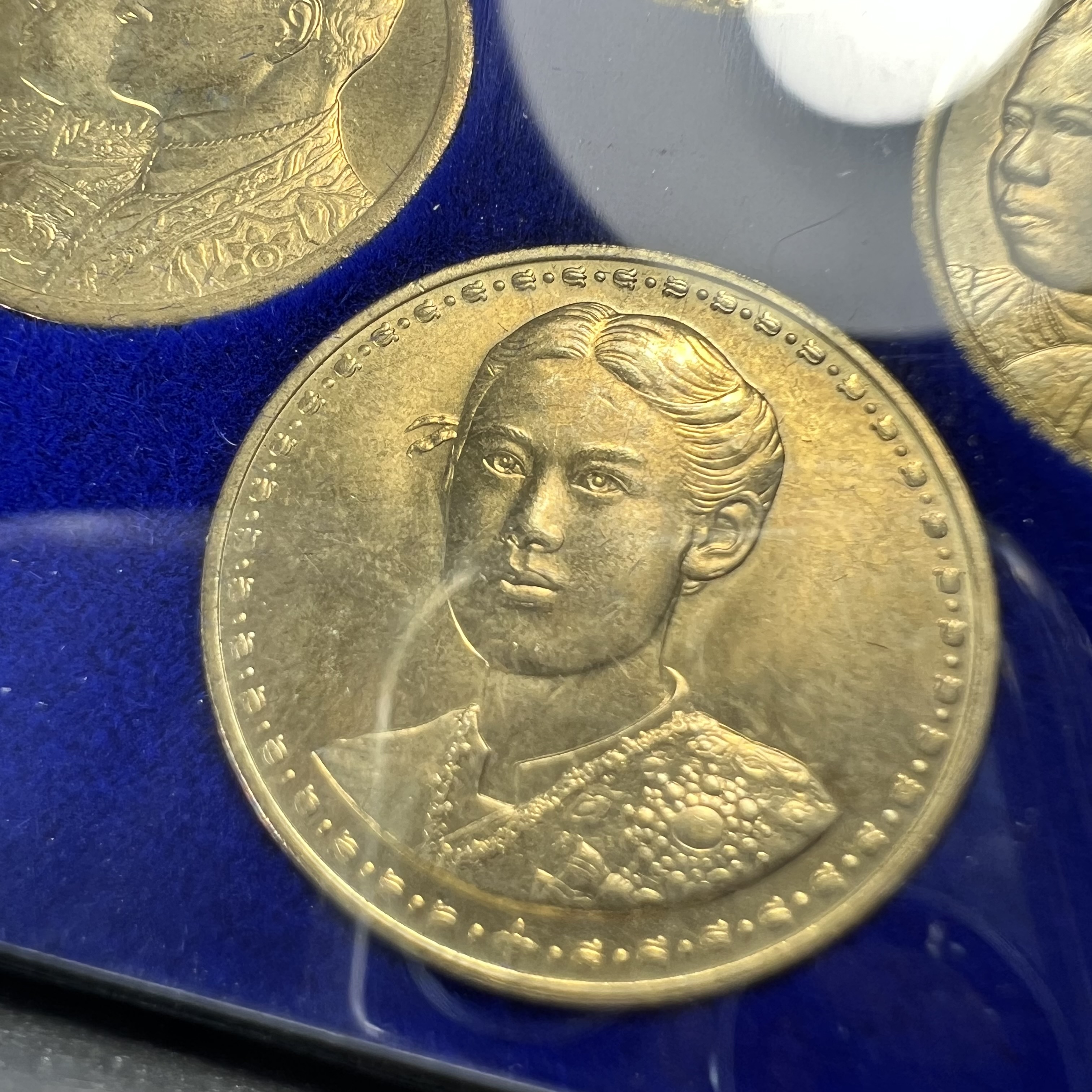 ชุดที่ระลึกครบ 84 ปี โรงพยาบาลจุฬาลงกรณ์ สภากาชาดไทย30พฤษภาคม2541(ในหลวงรัชกาลที่9เสด็จในพิธี)พระดีพิธีใหญ่มวลสารเส้นเกศาในหลวงรัชกาลที่9 ประกอบพิธีพุทธาภิเษกพร้อมกับพิธีพระกริ่งปวเศ ปี2530 วัดบวรนิเวศและวัดพระแก้ว(ชุดพระราชทานบรรจุกล่องแบบพิเศษ ตรา ภปร.)