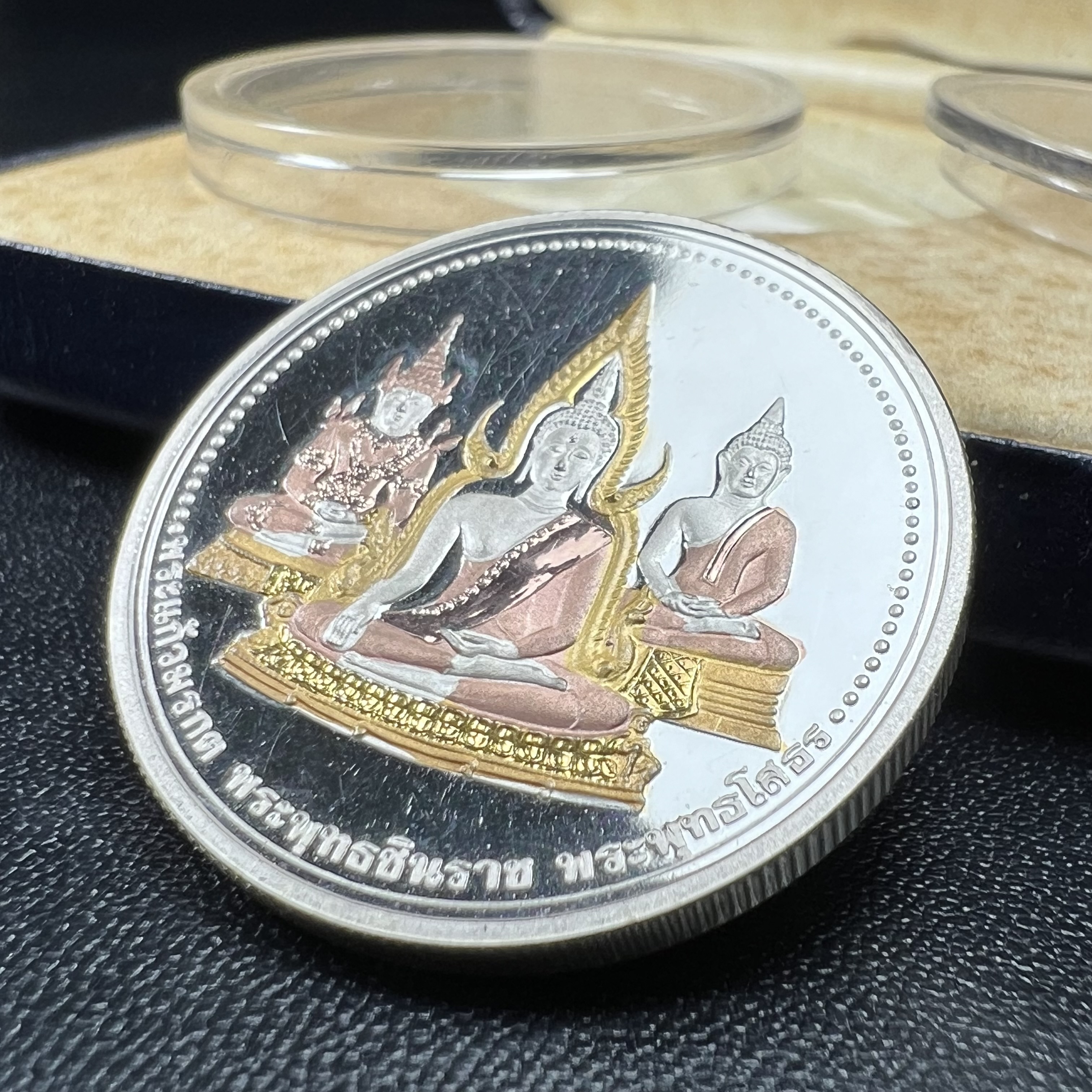 เหรียญพระแก้วมรกต พระพุทธชินราช พระพุทธโสธร รุ่นพุทธบารมี ปี 2540 เนื้อเงินขัดเงา 99.9% ชุบ 3 กษัตริย์ พร้อมกล่องบรรจุเดิม พิธีพุทธาภิเษก 2 พิธี มหามงคล (พระพุทธคู่บ้านคู่เมือง รูปแบบเหรียญสวยงดงามมาก พิธีใหญ่ เป็นที่นิยม)สร้างน้อยหายาก 1 ใน 500 เหรียญ