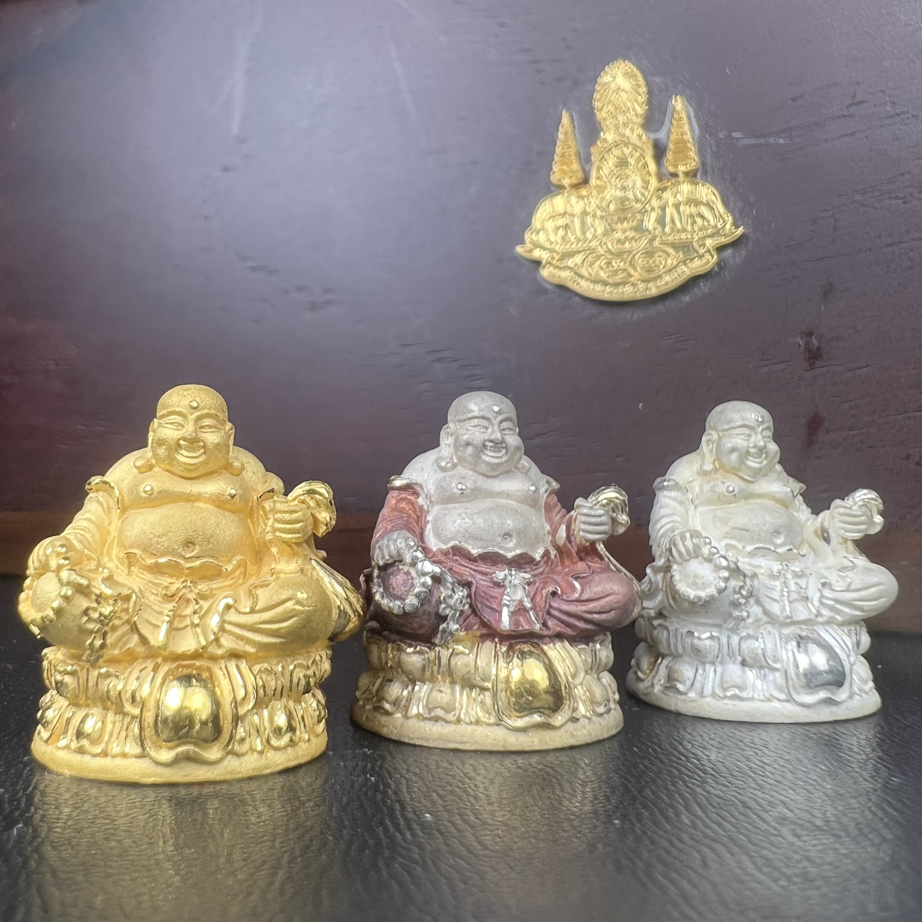 รูปหล่อลอยองค์ พระศรีอริยะเมตตรัยโพธิสัตว์(พระสังกัจจายน์)ชุดทองคำ(เนื้อทองคำ(15.44 กรัม)+เนื้อเงินสามกษัตริย์+เนื้อเงิน) โครงการสร้าง พระศรีอริยะเมตตรัยมหาโพธิสัตว์ น้อมถวายพระบาทสมเด็จพระเจ้าอยู่หัว ทรงครองศิริราชสมบัติครบ 50 ปี วัดโพธิ์แมนคุณาราม