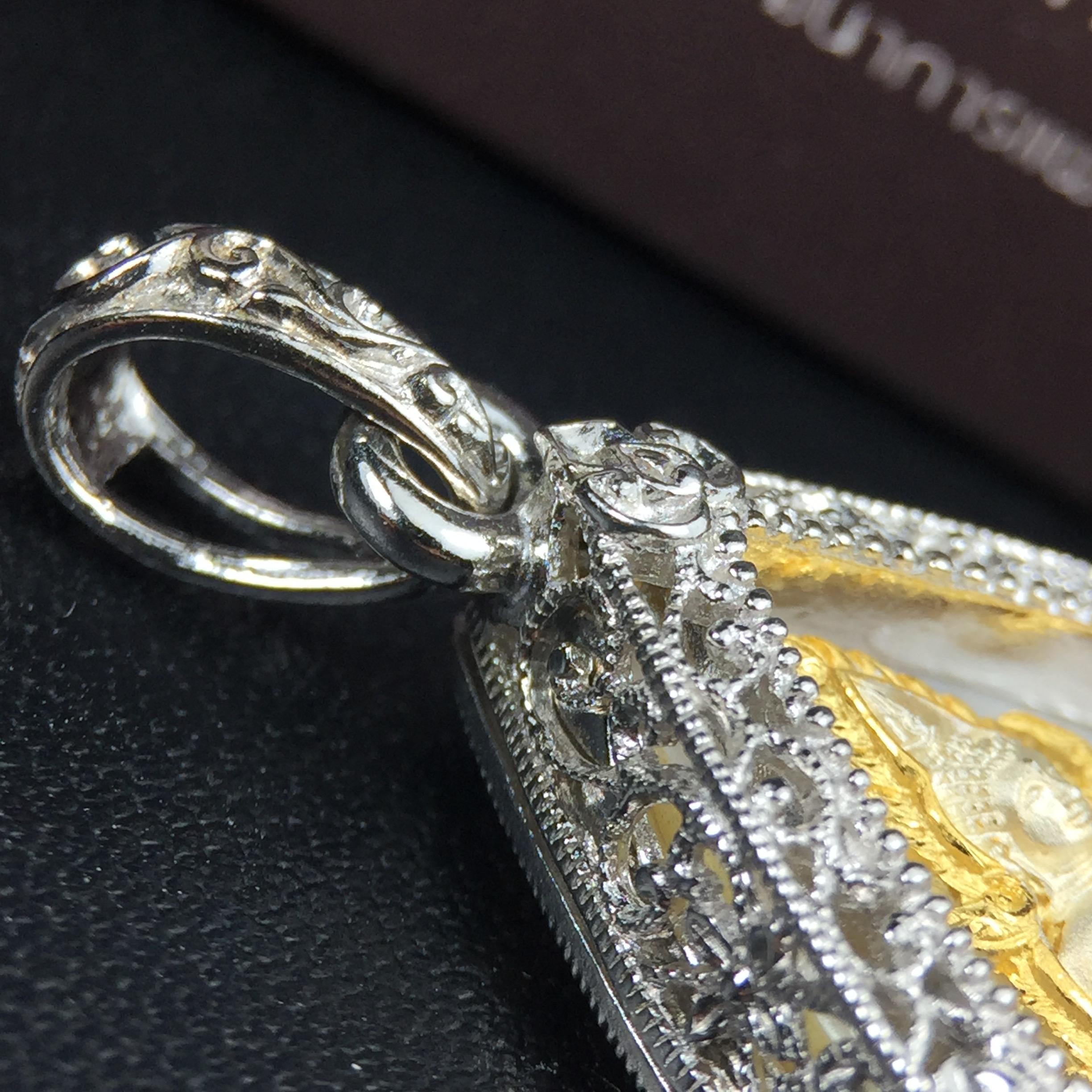 พระพุทธชินราช ภปร. โครงการ "เพราะแผ่นดินนี้ คือ แผ่นดินเกิด" ปี2548(รุ่นแรก) เหรียญทรงหยดน้ำ ขนาด 21 x 31 มม. เนื้อเงินสามกษัตริย์ องค์พระชุบสามกษัตริย์ ล้อมด้วยกรอบเงินชุบทองคำขาวสลักเสลาเป็นลวดลายละเอียดอ่อน ส่วนพื้นองค์พระเป็นเปลือกหอยมุข