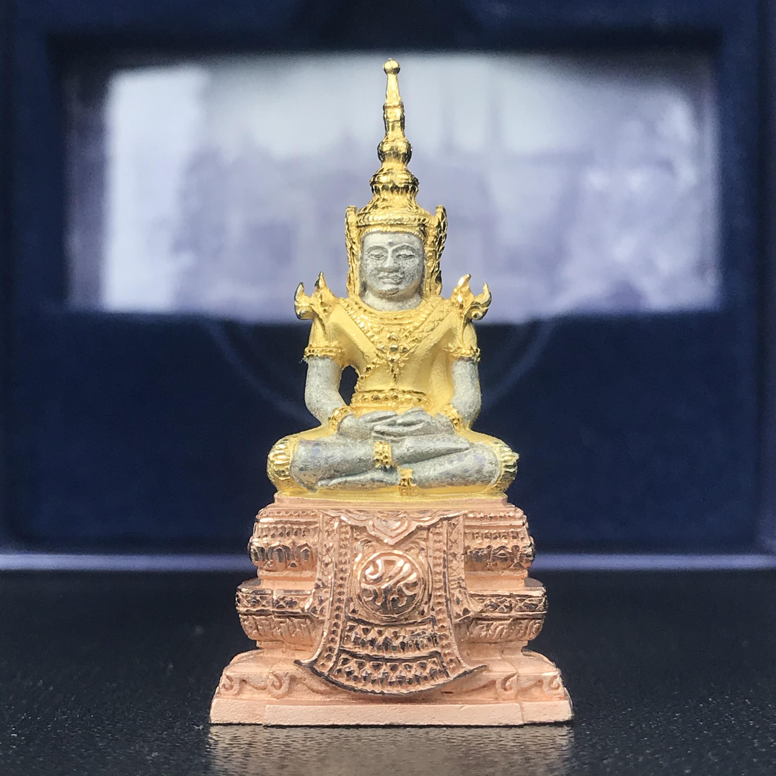 พระแก้วมรกต ภปร. ปี2547 จัดสร้างโดย รพ.ภูมิพลฯ เนื้อเงิน (3 กษัตริย์)ลอยองค์ หน้าตัก 1/2 นิ้ว(1ใน3000องค์)