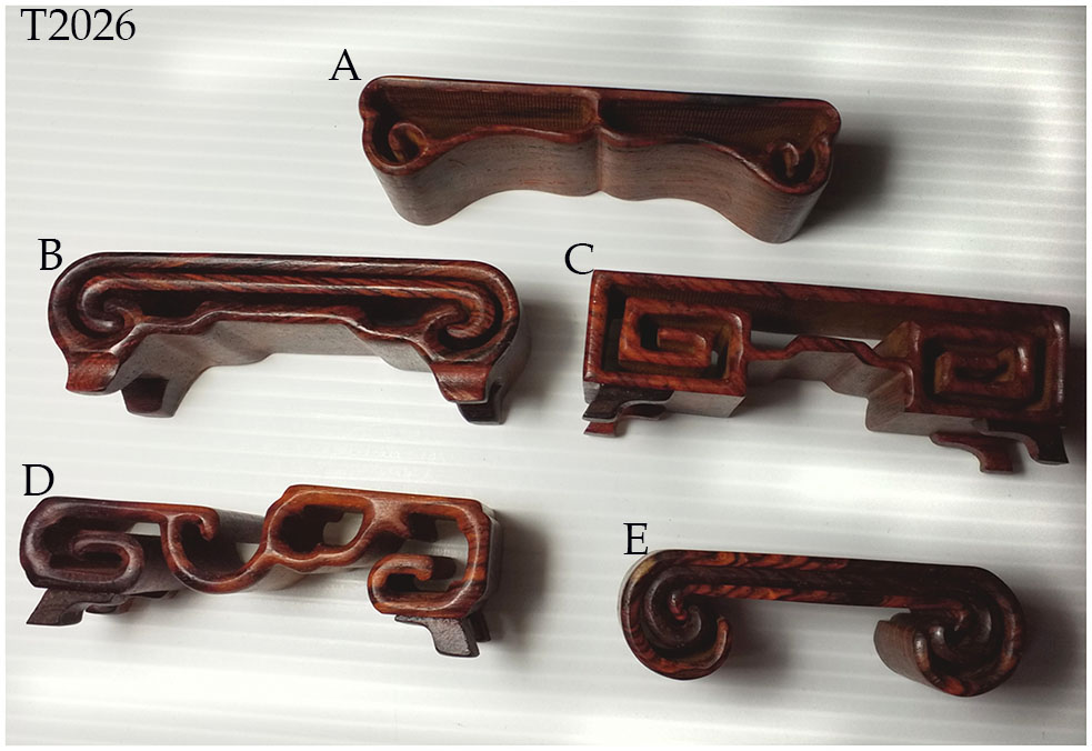 กี๋หรือฐานไม้ ขนาดเล็กๆ อันละ