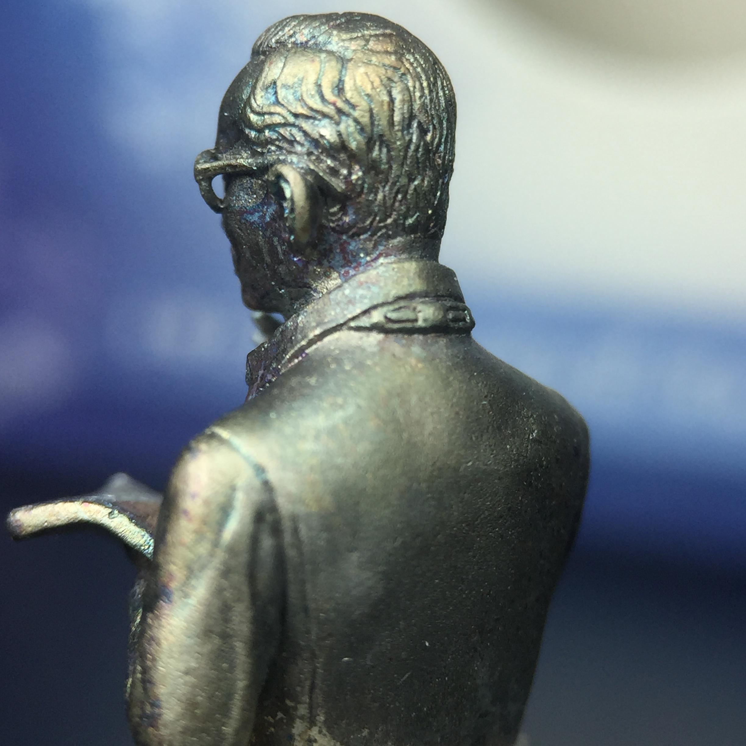 พระบรมรูปพระบาทสมเด็จพระเจ้าอยู่หัวรัชกาลที่ 9(ทรงงาน) ภปร. รุ่นเพราะแผ่นดินนี้คือแผ่นดินเกิด ปี 2551 ขนาดสูง 1 นิ้ว เนื้อเงิน(ผิวเดิมขึ้นสีรุ้งธรรมชาติสวยมาก)(ด้านหน้า ฐานพระบรมรูปฯ ประดิษฐานอักษรพระปรมาภิไธย ภ.ป.ร.)นิยมหายาก(1 ใน 5000 องค์)