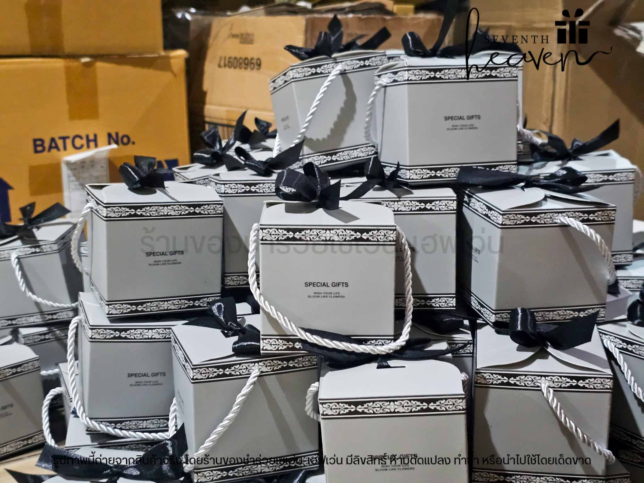 ของชำร่วยงานศพ แก้วกาแฟขุ่นกุหลาบ ใส่กล่องมีหูหิ้วสีเทา ริบบิ้นสีดำ