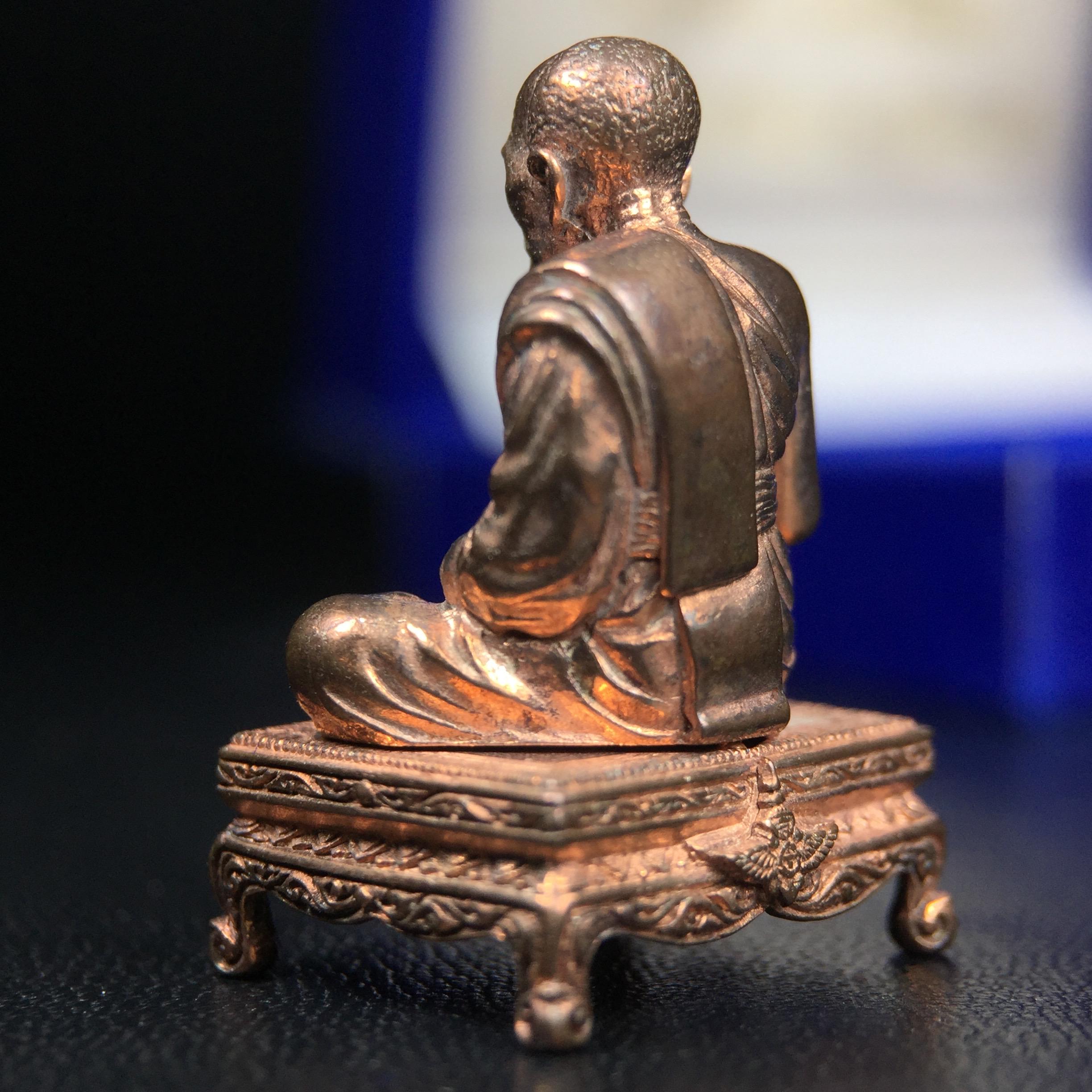 รูปหล่อหลวงพ่อเงิน วัดบางคลาน จ.พิจิตร พิมพ์หน้าเหมือนหลวงพ่อ "รุ่น 91 ปี กรมเสมียนตรา" กระทรวงกลาโหมจัดสร้างในปี 2543 พุทธาภิเษกใหญ่ 3 วัด 3พิธีวัดสุทัศน์ /วัดบางคลาน/วัดพระแก้ว เนื้อนวโลหะปัดเงา(แก่ทองคำ)พุทธศิลป์งดงามมากหายาก(ตอกโค๊ตหมาย ๖๐๘)