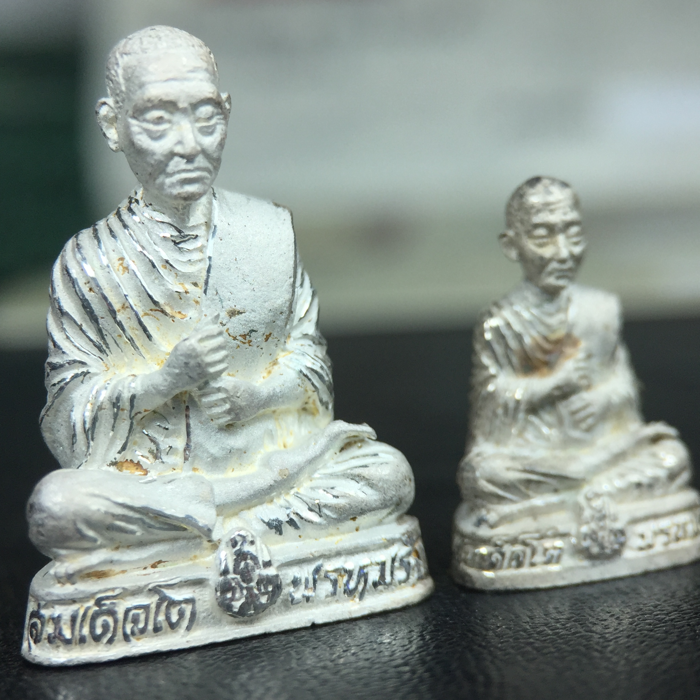 รูปเหมือนลอยองค์ สมเด็จพระพุฒาจารย์ (โต พรหมรังสี)เนื้อเงินบริสุทธิ์ 99.9% แบบทรายนวลขัดเงาบางส่วน (พิมพ์ใหญ่+พิมพ์เล็ก) วัดใหม่อมตรส บางขุนพรหม ปี2540 รุ่นกาญจนาภิเษก จัดสร้างในวโรกาสที่รัชกาลที่ 9 ทรงครองสิริราชสมบัติ ครบ 50ปี พร้อมกล่องใบรับรองเดิมครบ