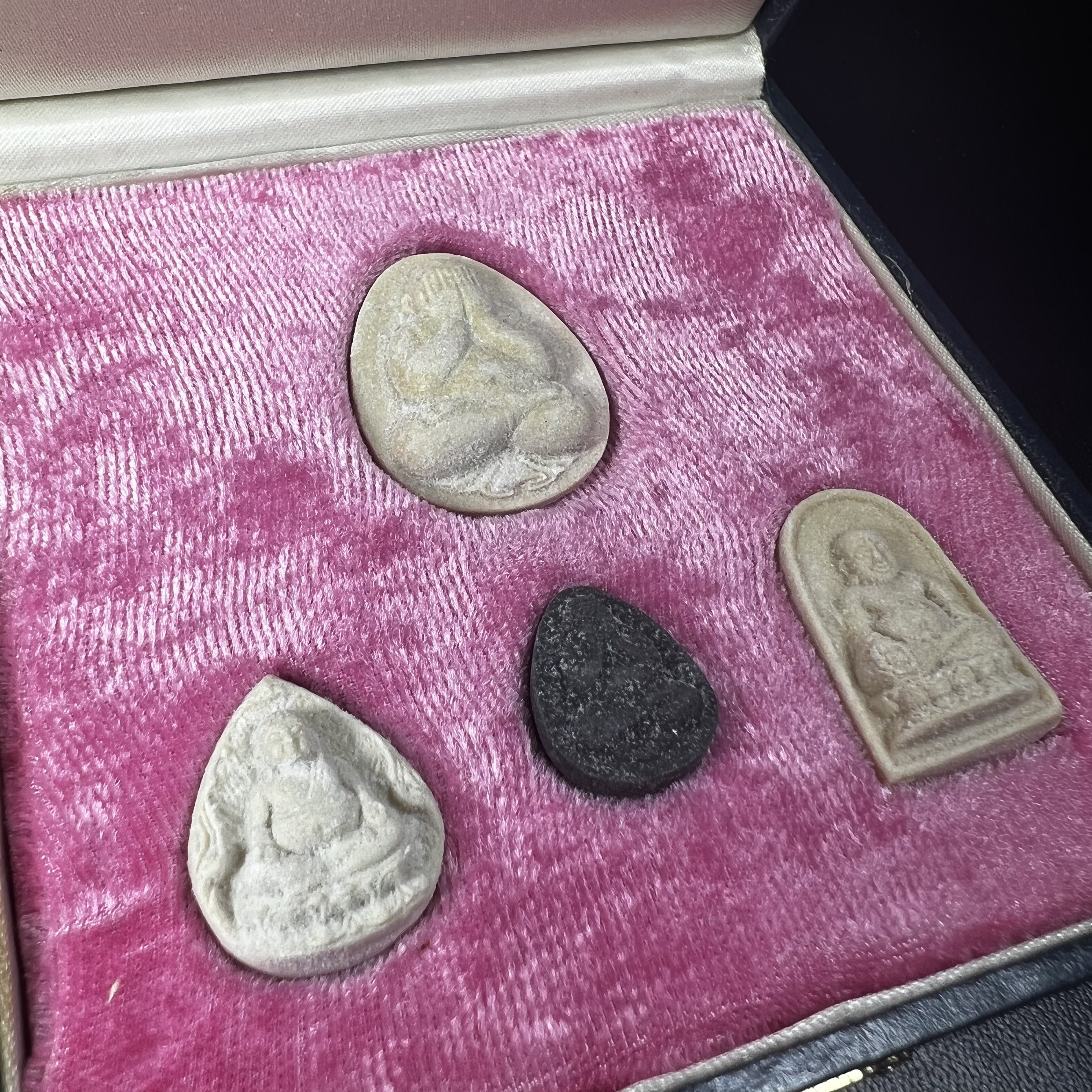 พระปิดตา รุ่นแรก ชุดกรรมการ ชุดมงคลการบำเพ็ญกุศลอายุครบ 6 รอบ(72 พรรษา) สมเด็จพระญาณสังวร วัดบวรนิเวศวิหาร วันที่ 2-3 ตุลาคม 2528 (1ชุดประกอบด้วยพระเนื้อผง 4 รายการ)ชุดกรรมการพร้อมกล่องบรรจุเดิมครบสมบูรณ์(หายาก)